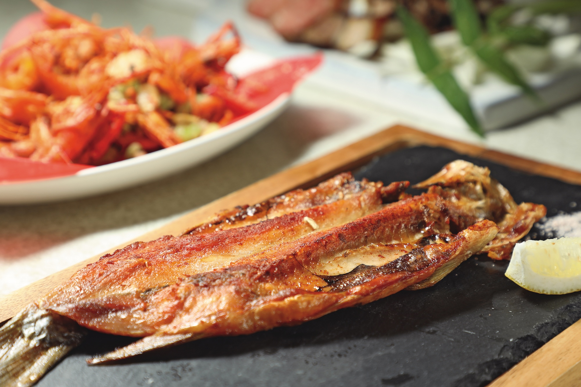 「苦花魚一夜干」將苦花魚的鮮味完整封存,細緻魚肉沾上少許玫瑰鹽或擠上檸檬,是當地人眼裡的珍饈。(550元/份)