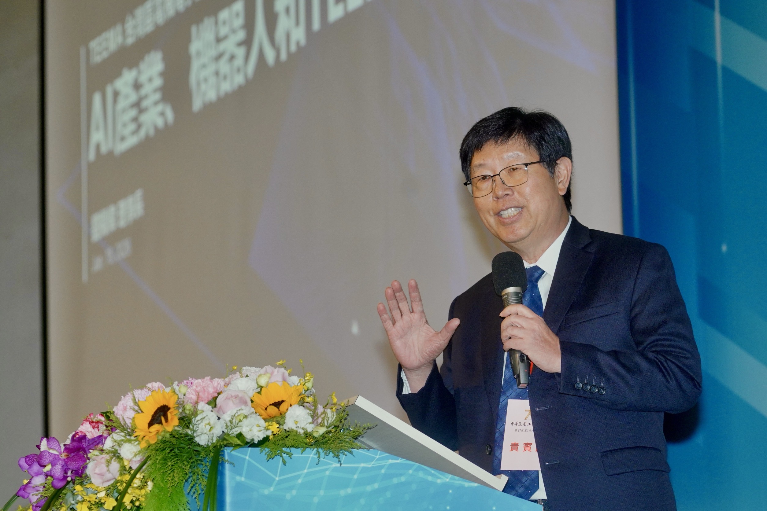 鴻海集團董事長劉揚偉今(18)日一早現身台北國際會議中心。