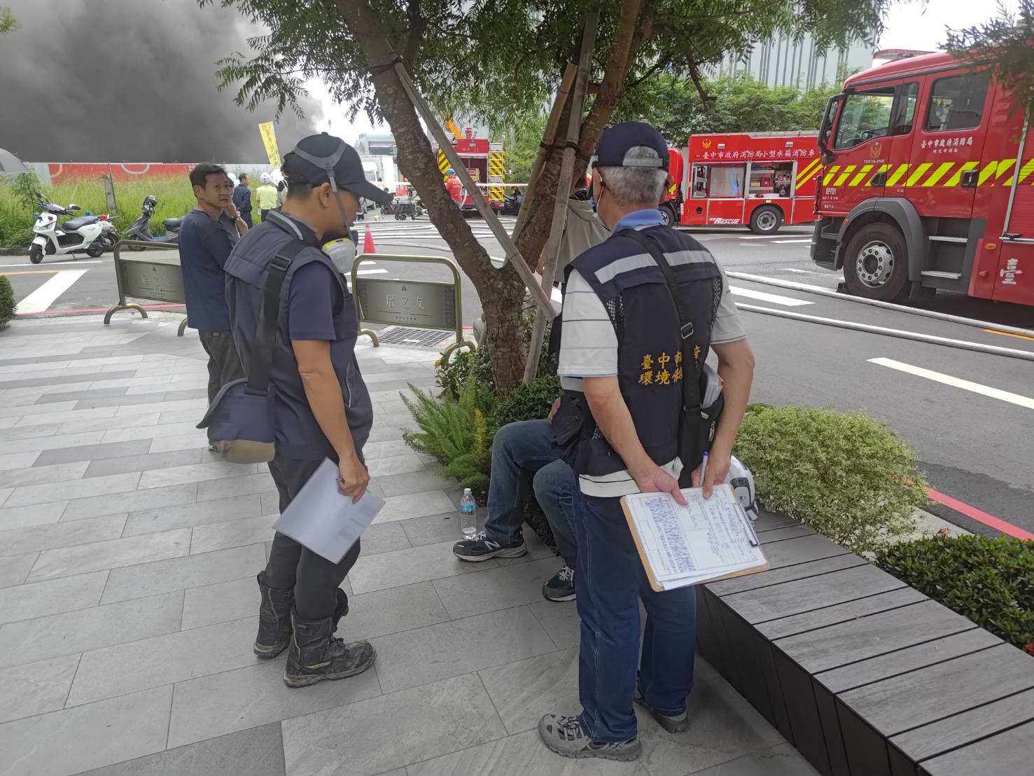 台中市北屯區敦平街新建社宅火警,到下午仍在悶燒。(台中市政府提供)