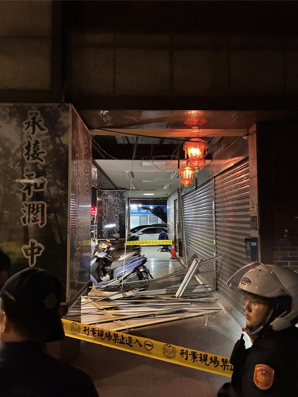 新北樹林一家開發公司,昨日晚間被人丟擲爆裂物,警方獲報封鎖現場。(翻攝畫面)