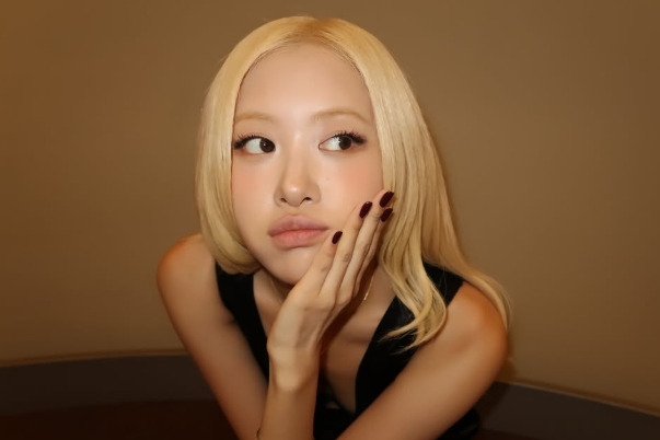 Rosé遭爆拒絕「中國知名奶茶」逾2億代言。(翻攝自Rosé IG)