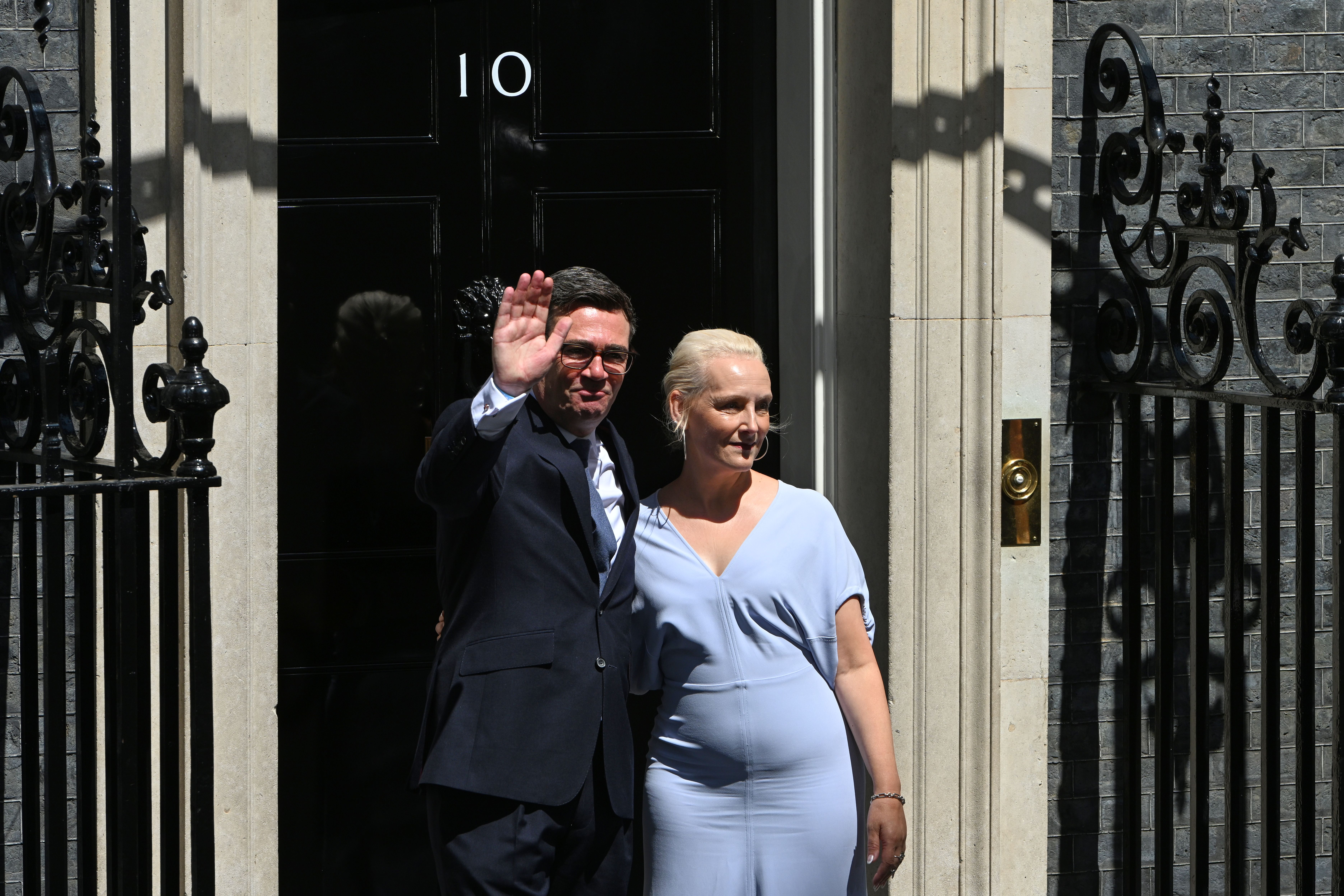英國新任首相柏南與其妻子在唐寧街10號前亮相。(AP)
