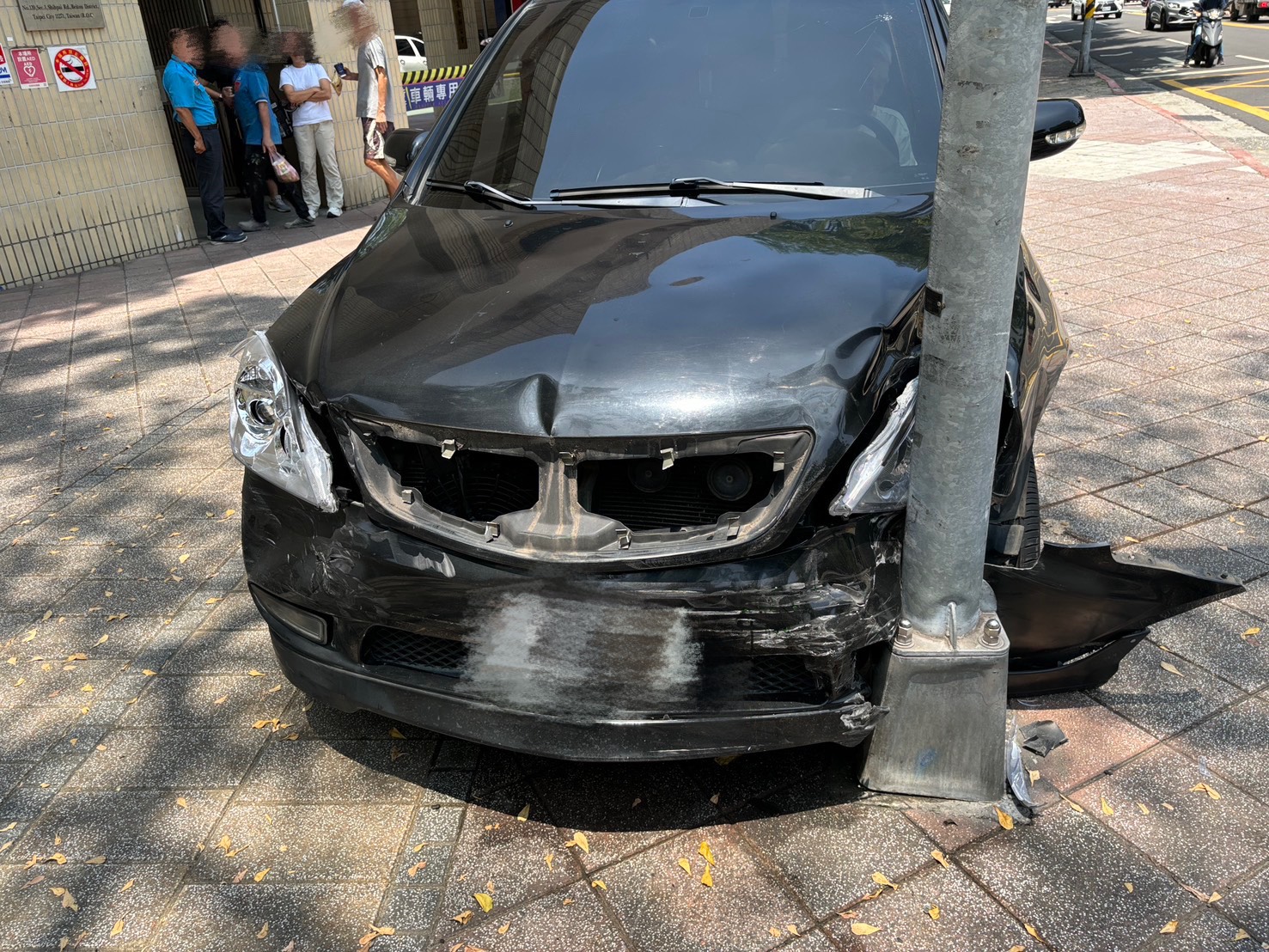 76歲的肇事蔡男連撞3車後,車輛失控衝上國中人行道,撞上電桿才停下。(翻攝畫面)