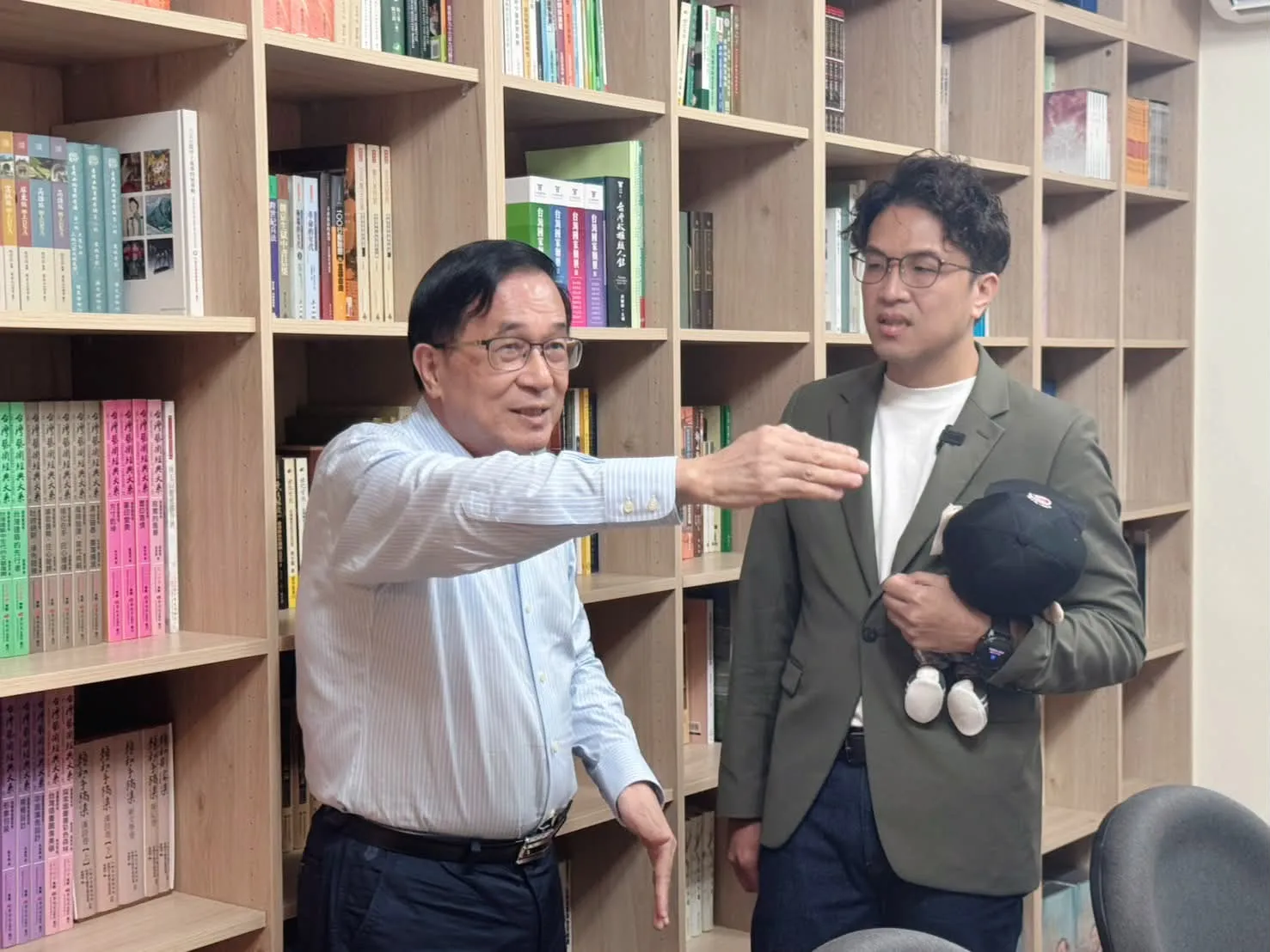 沈伯洋向阿扁請益「抱扁娃」聽講　陳致中笑：連補教名師都難接
