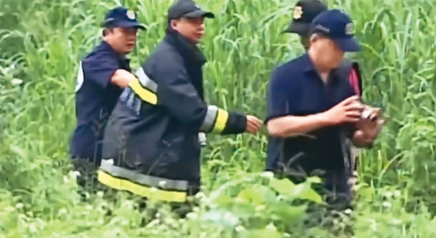 把人當豬宰1／老獵人結伴上山都失蹤　搜救隊員草叢解放驚見屍袋伸出手