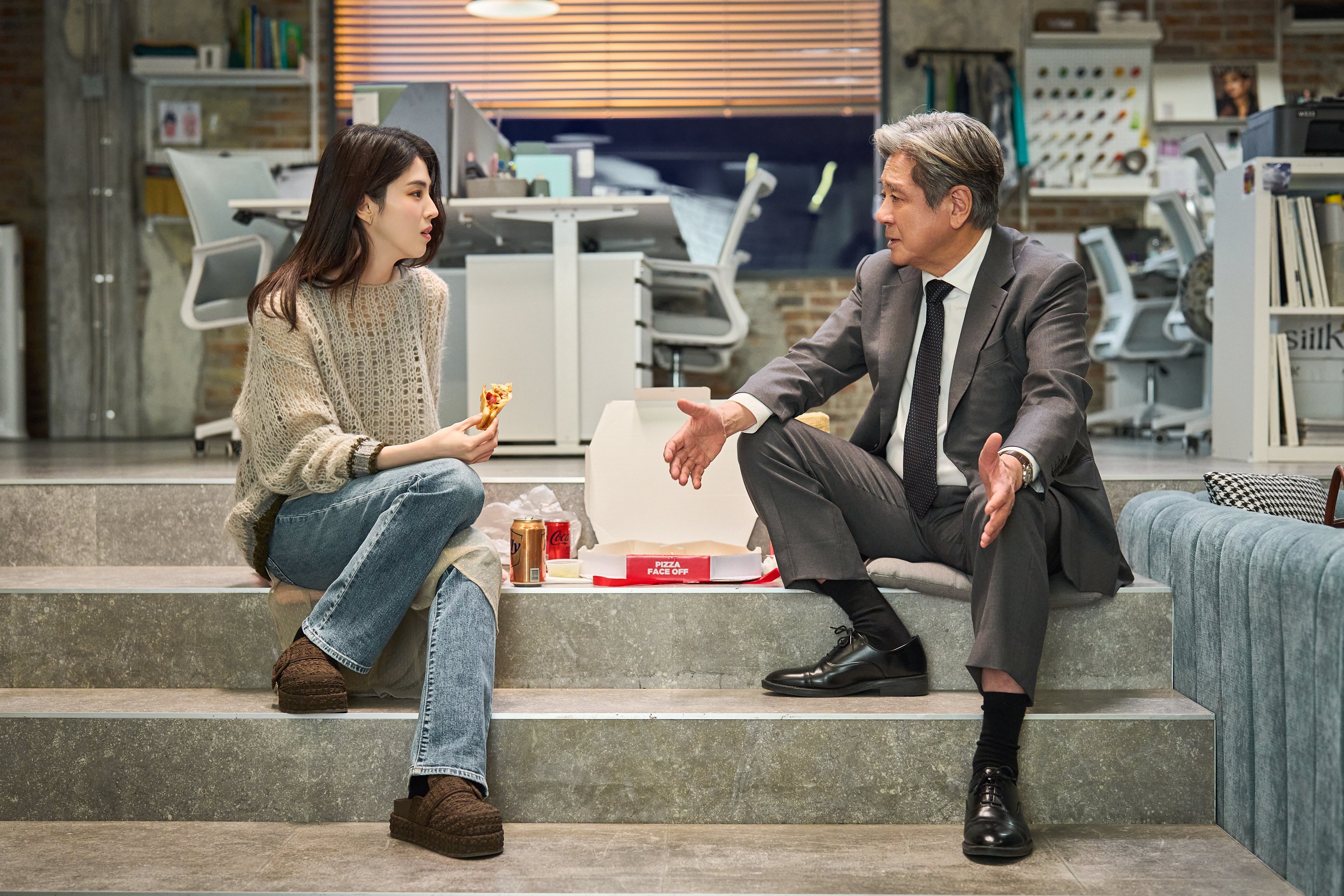 韓版《高年級實習生》由韓韶禧(左)與崔岷植同台演出。(華納提供)