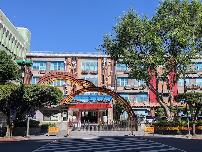 有民眾直指,台北市立大學附設小學有孩子吃完營養午餐後腹瀉,並稱丸子味道奇怪。(翻攝自Google Maps)