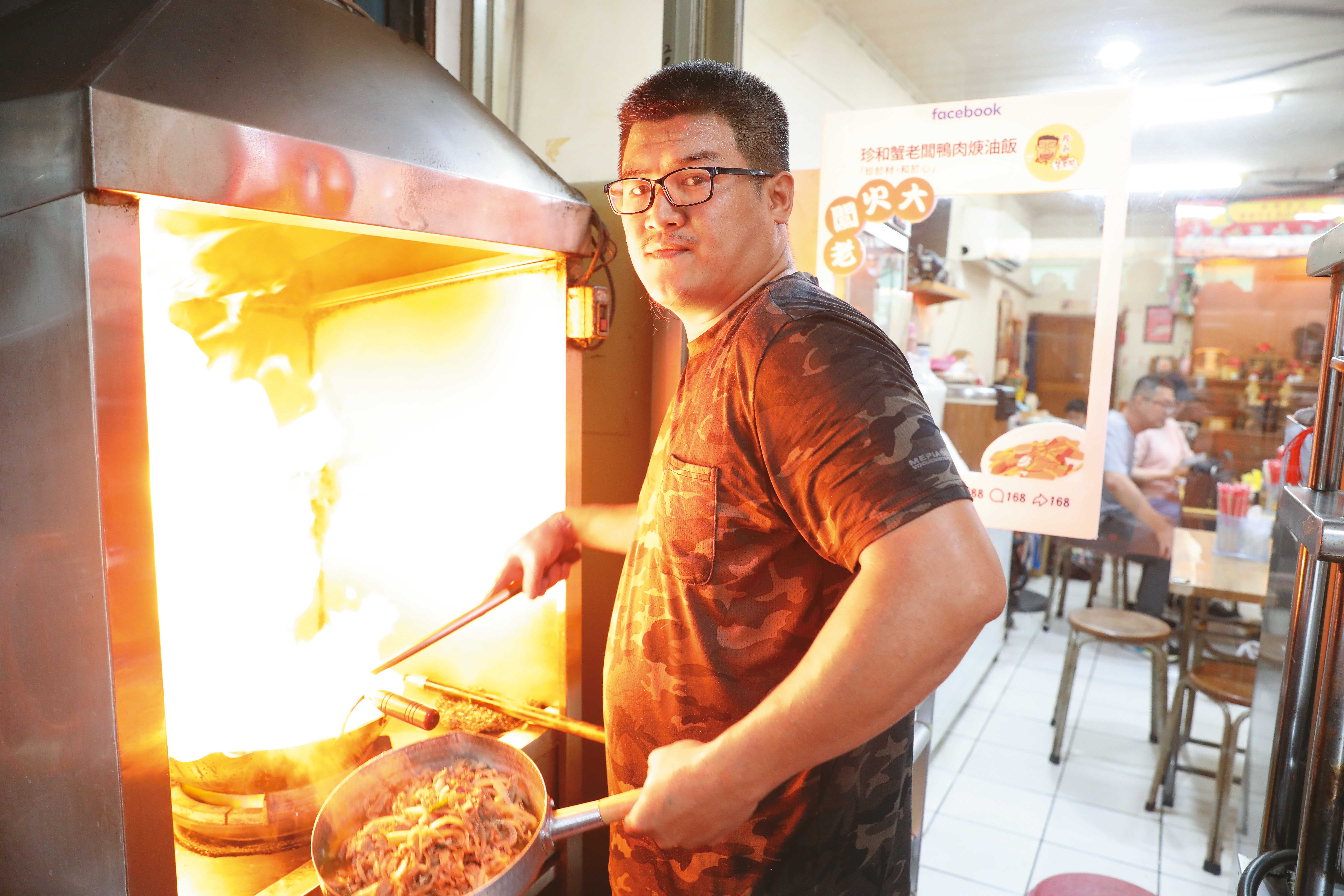 謝佳晃,38歲,小吃店老闆,雲林縣