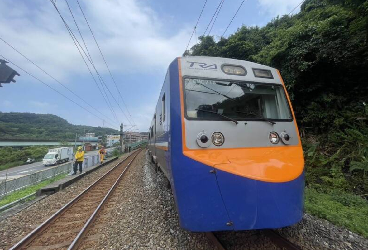 台鐵區間車在基隆暖暖撞上闖入鐵軌的男子,所幸男子沒有生命危險。(翻攝畫面)