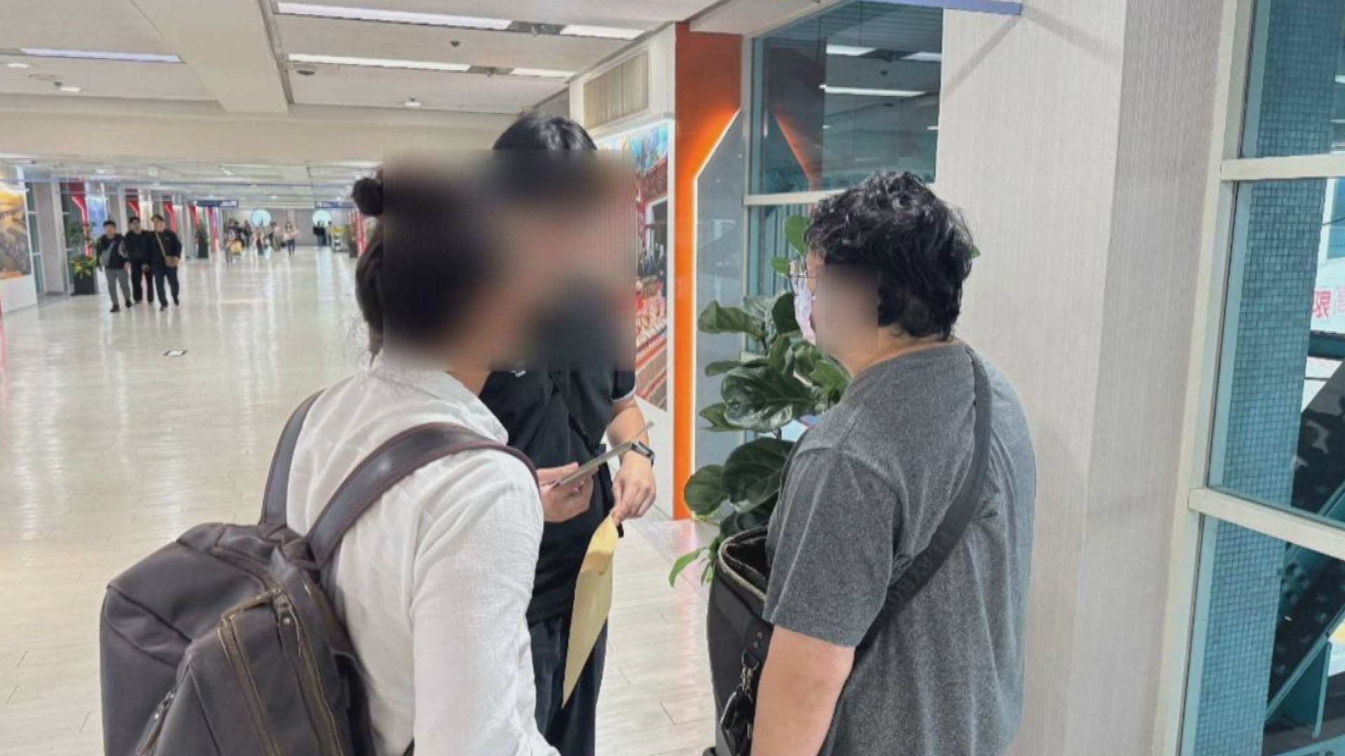 井女丈夫赴日處理妻子後事,返程在小港機場被逮捕。(翻攝畫面)