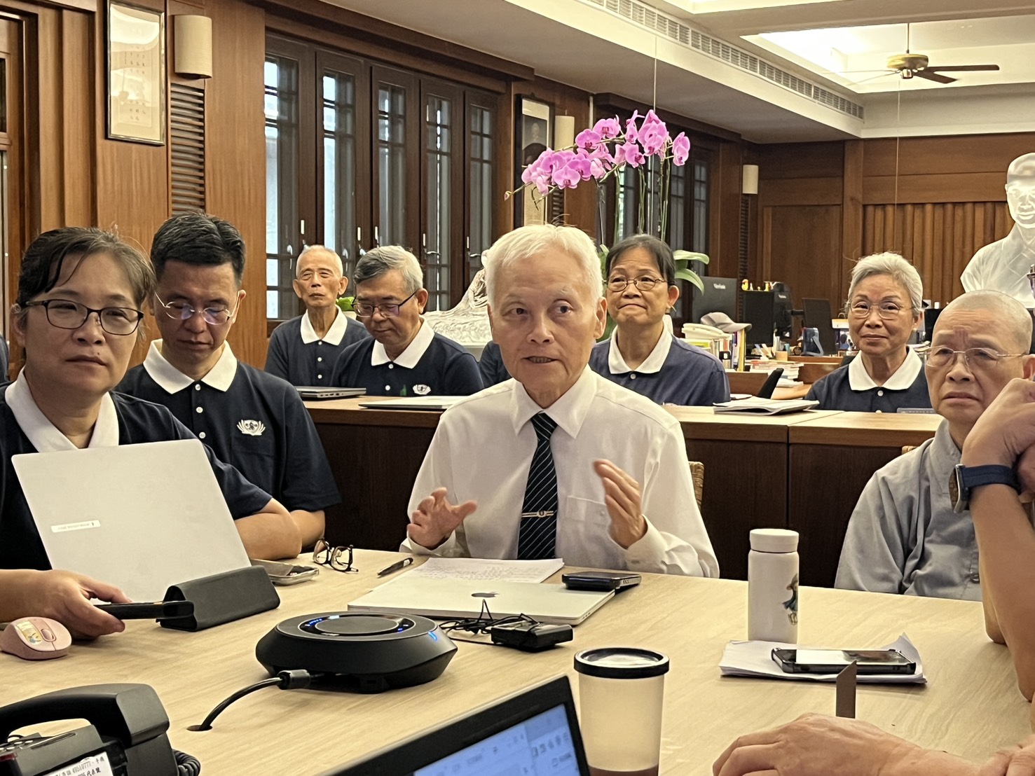 證嚴法師透過視訊連線主持防災會議。(慈濟基金會提供)