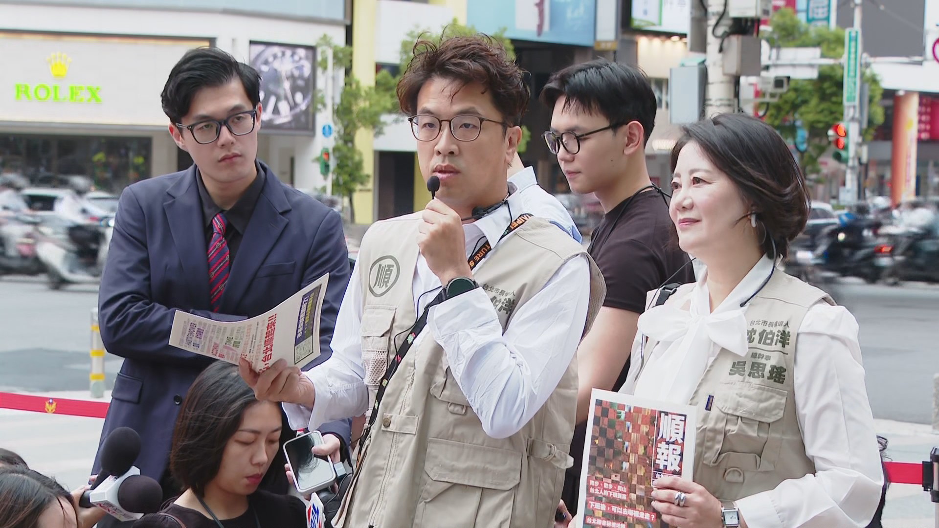 沈伯洋一早現身忠孝復興站2號出口,親自發送紙本《順報》。