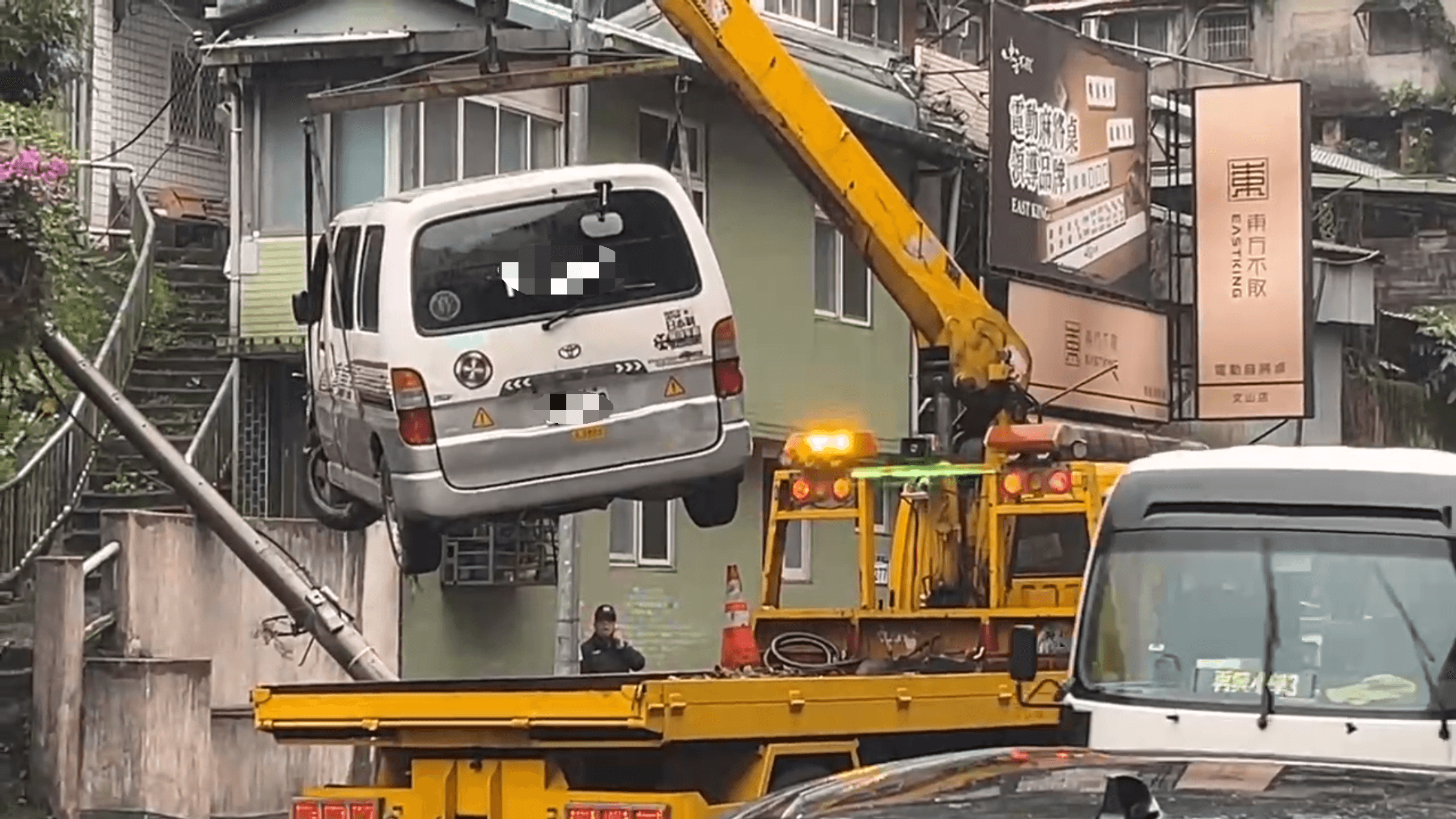 廂型車逆向撞倒行人,駕駛與2名路人送醫。(翻攝畫面)