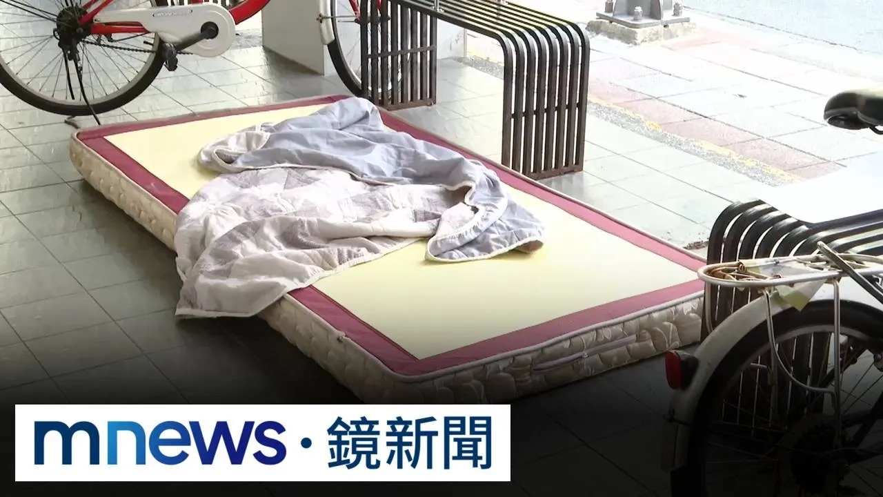 扯！　南港超商外驚見「騎樓鋪床墊」睡覺　居民走避