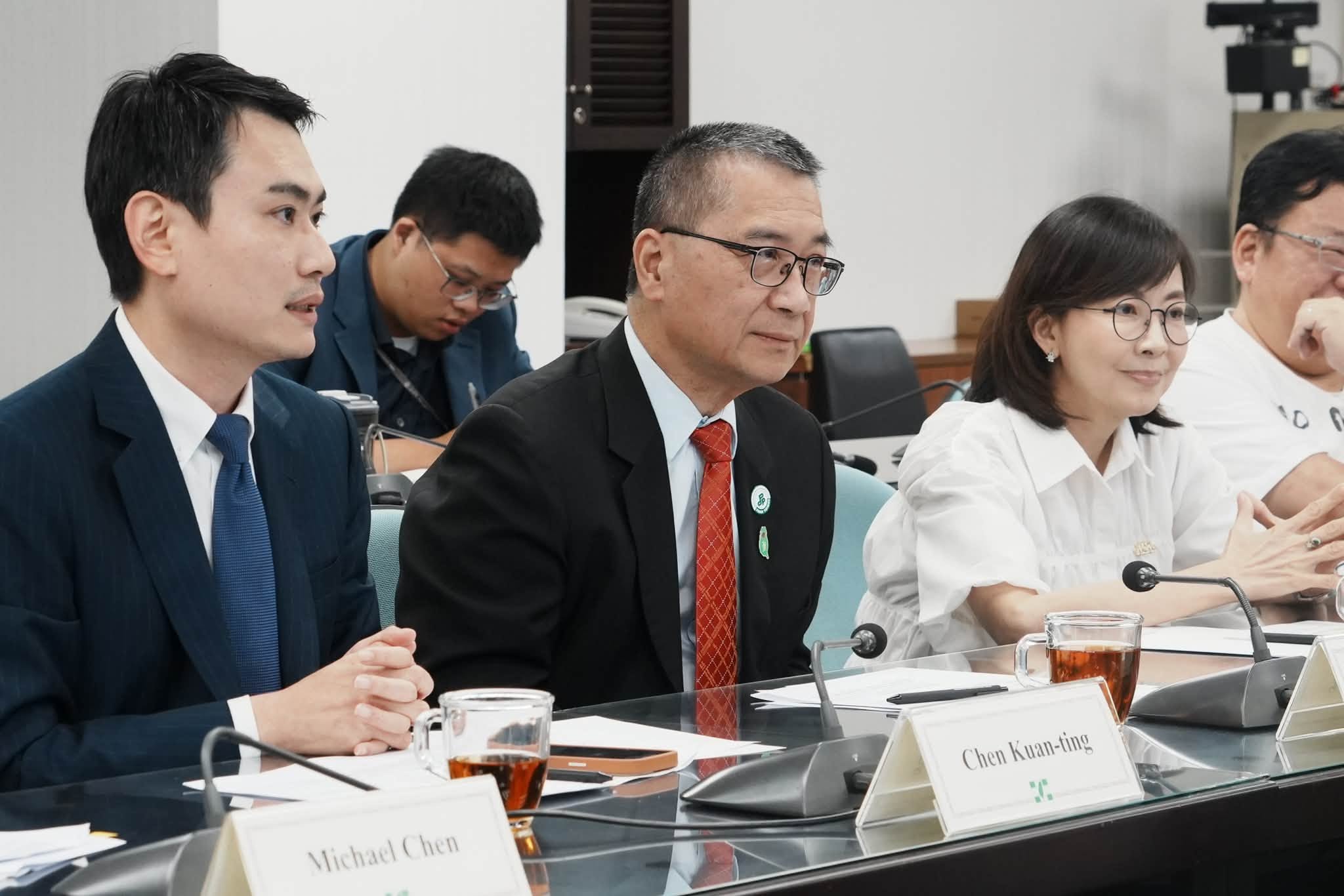 徐國勇(中)表態,不反對國民黨與中國的正向互動。(翻攝自民進黨國際部臉書)