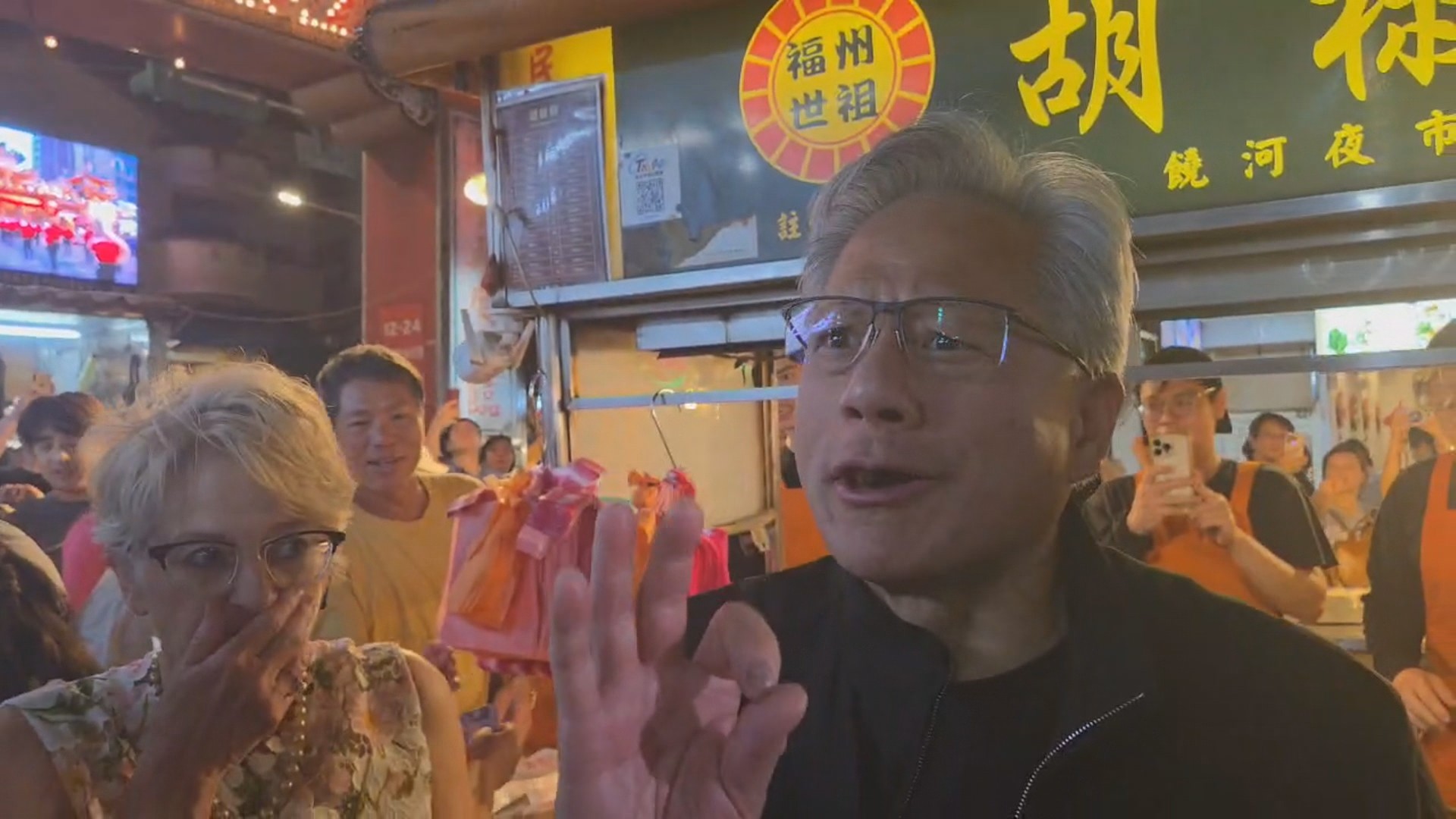 黃仁勳24日晚間逛到饒河夜市,對各種小吃連連稱讚。(資料畫面)
