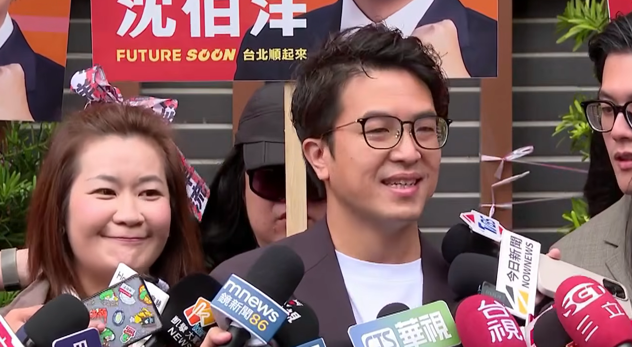 市民主委Lydia(左)抽中3號,沈伯洋喊出「台北靠3沈伯洋」口號。