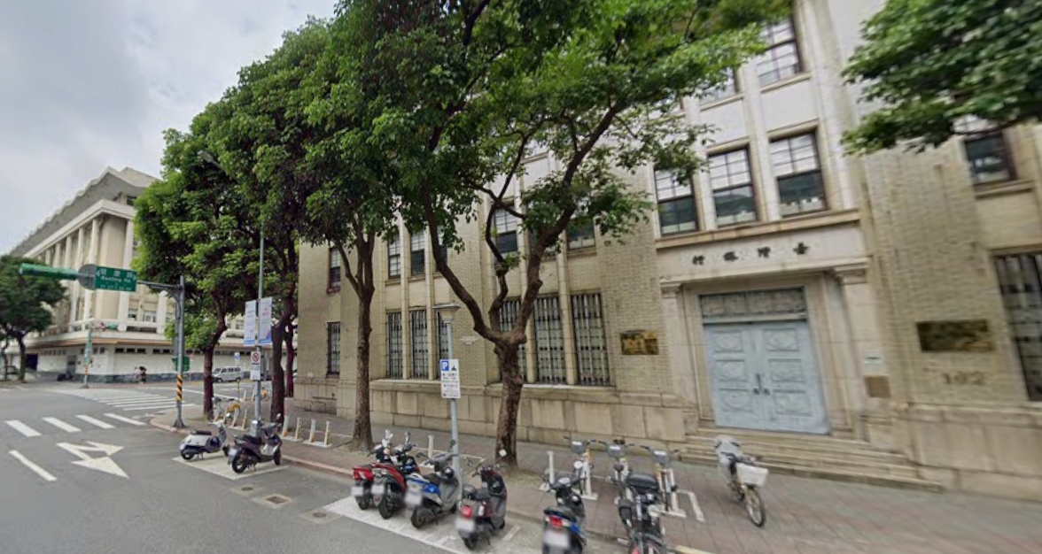 稍早一名男子在台銀文物館前持刀與警方對峙。(示意圖/翻攝自google maps)