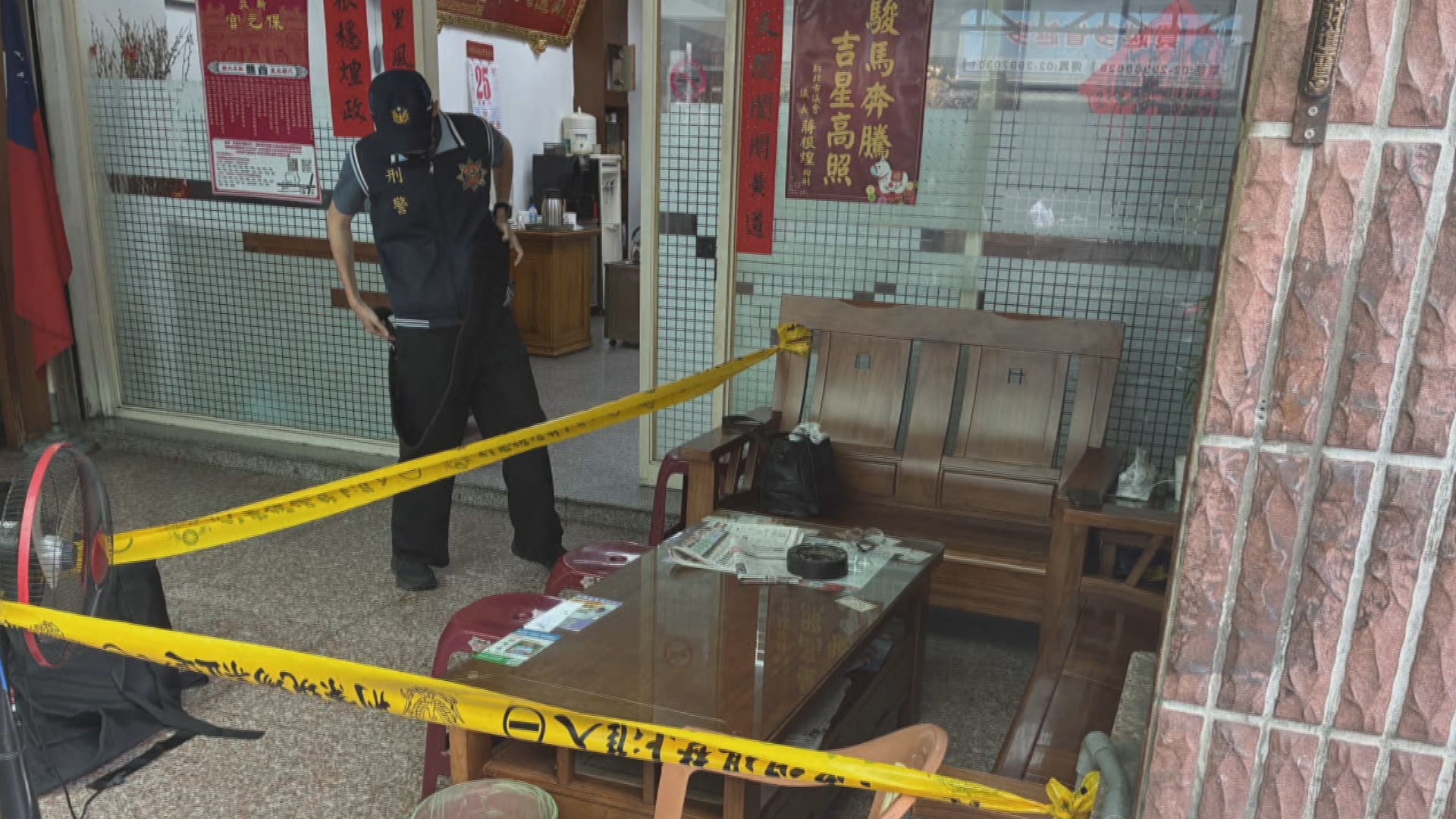 刑事局防爆小組到場戒備,研判疑似「假炸彈」仍嚴密檢測。(翻攝畫面)