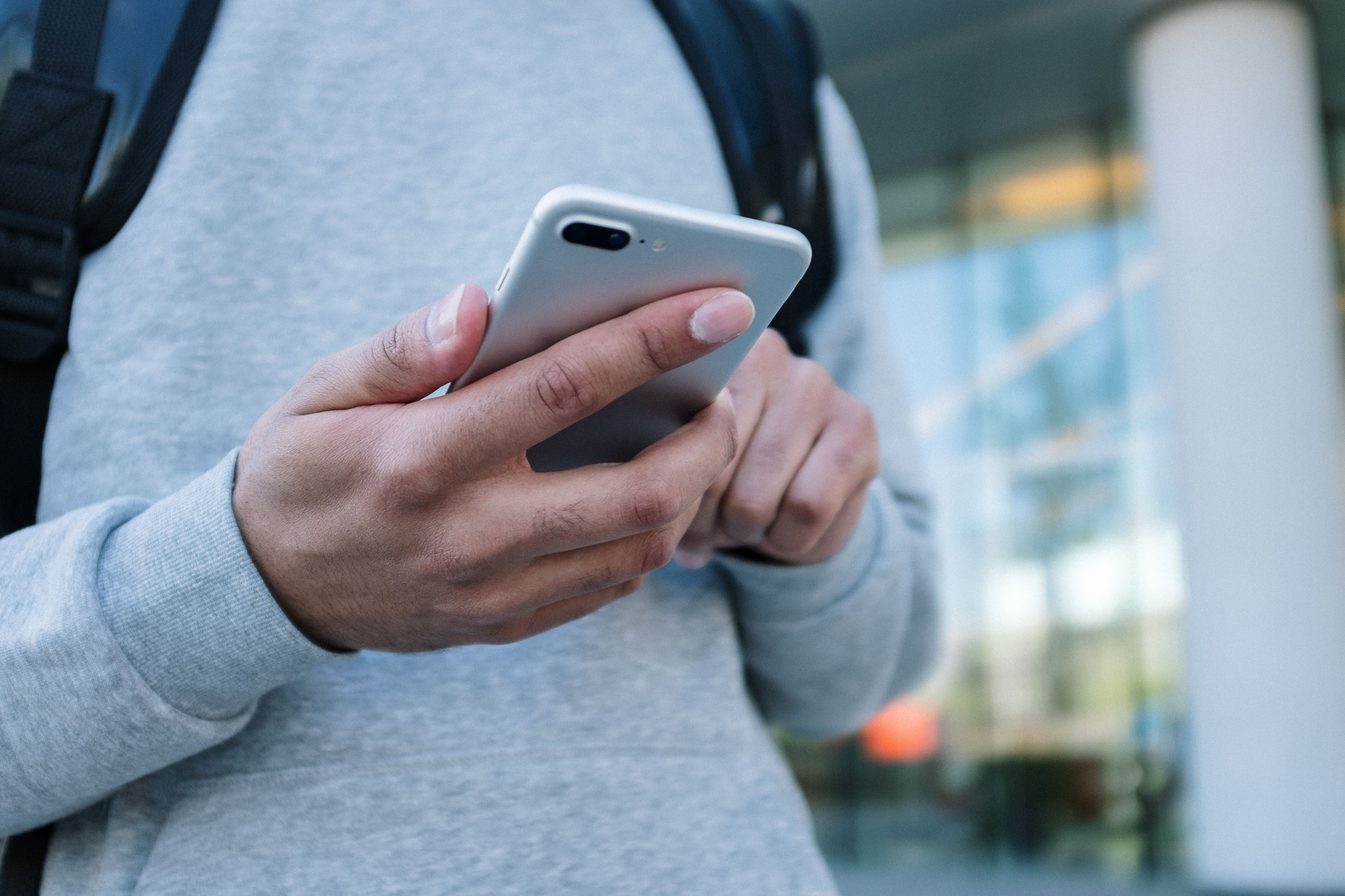 有網友列出YT、ChatGPT、Threads和IG等4個熱門APP,問有沒有人可以一整天都不開,貼文一出,全網都直言「根本不可能」,圖為示意圖。(翻攝自Pexels圖庫)
