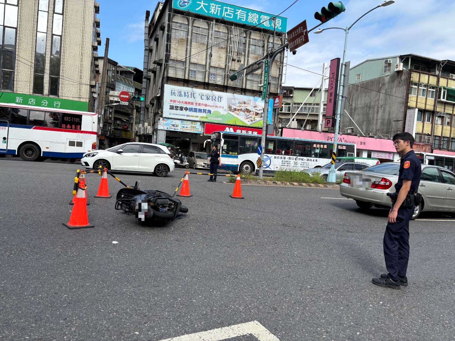 男駕駛突迴轉猛撞雙載母子,媽骨折、4歲兒內出血急送醫。(警方提供)
