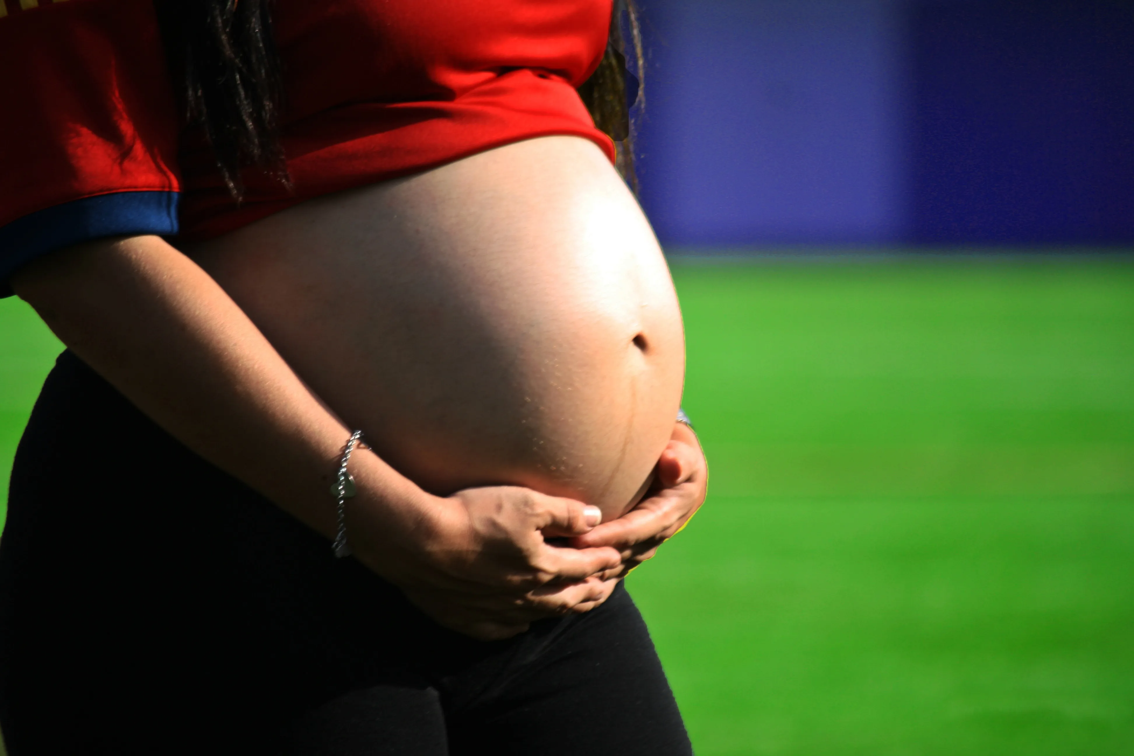 代理孕母懷上「別人的女兒＋自己的兒子」！2寶寶同天出生　爸媽竟完全不同