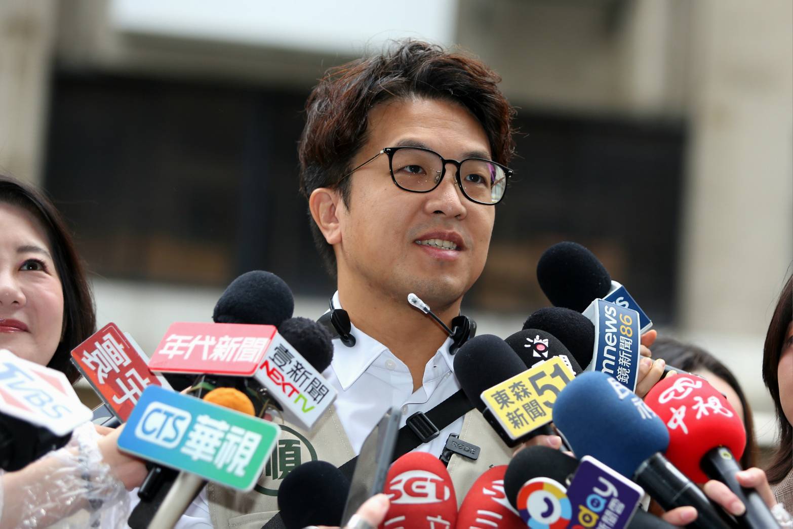 盧秀燕今稱讚蔣萬安的魄力和決心,並提到要看對手是不是也有,「還是騎驢找馬?」沈伯洋被媒體追問此事,他疑惑直呼「我沒有要選總統」。(鏡報姜永年攝)