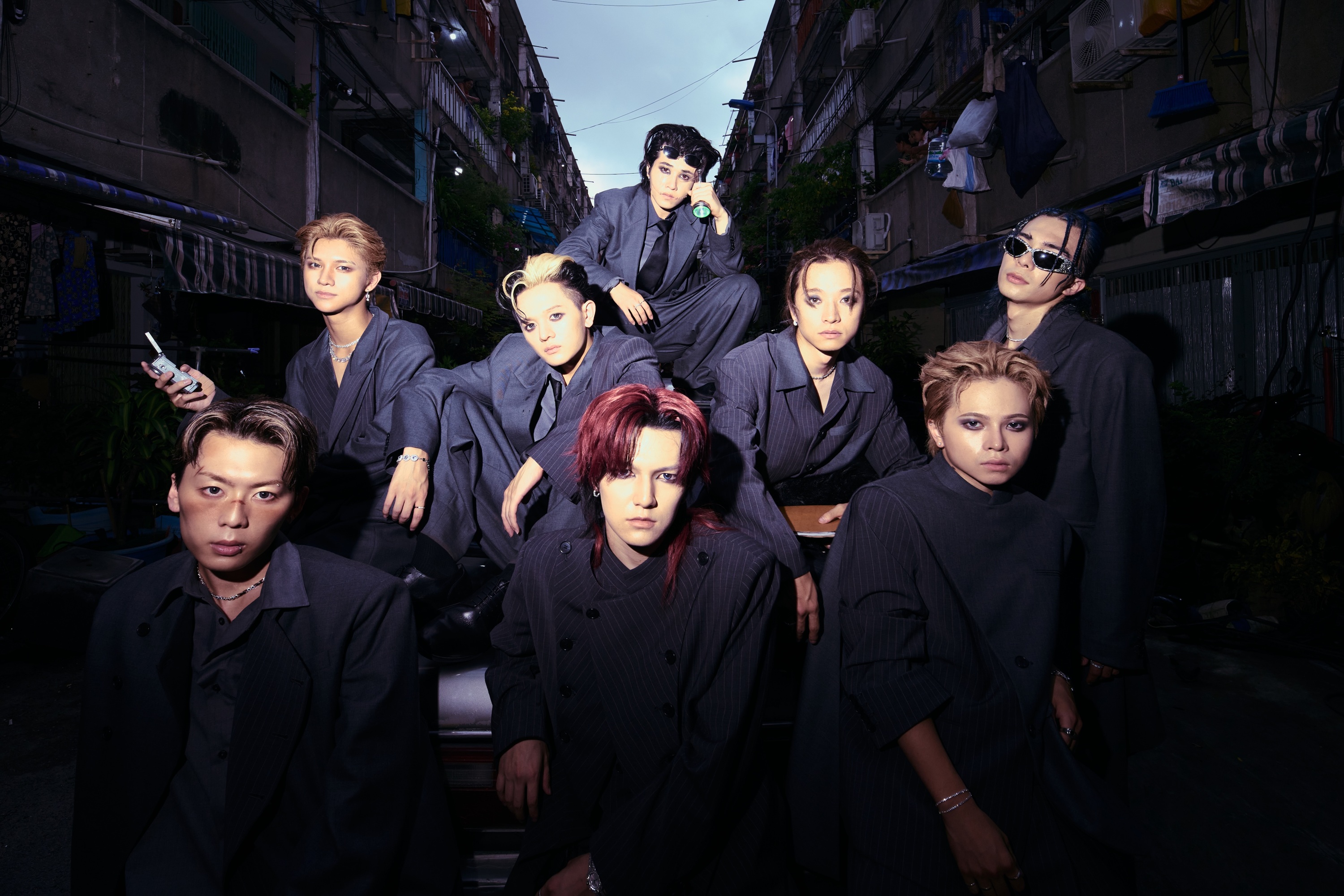 ONE OR EIGHT〈TRANSLATE〉MV融合日本怪異文化與越南街頭景色,呈現奇幻追逐場景。(avex taiwan提供)