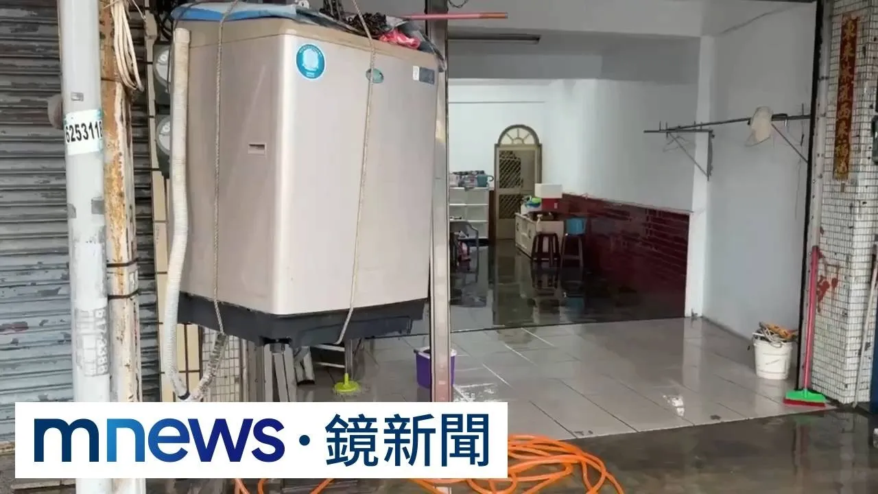 暴雨狂炸梓官變水世界　居民扛椅子墊冰箱