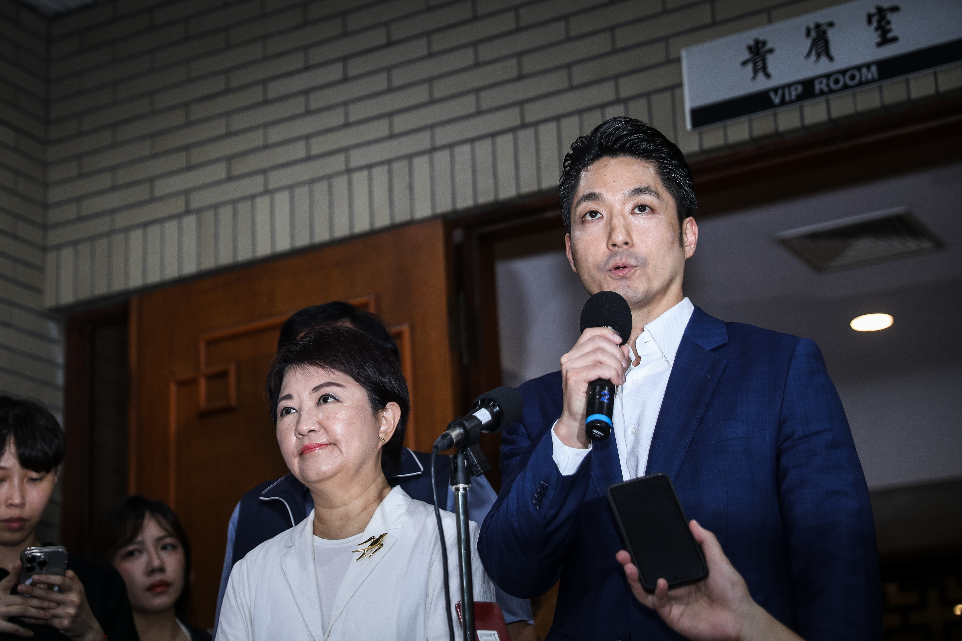 盧秀燕(左)和蔣萬安(右)今出席行政院食品安全衛生管理法部分條文修正草案審查會議。(鏡報鄒保祥攝)