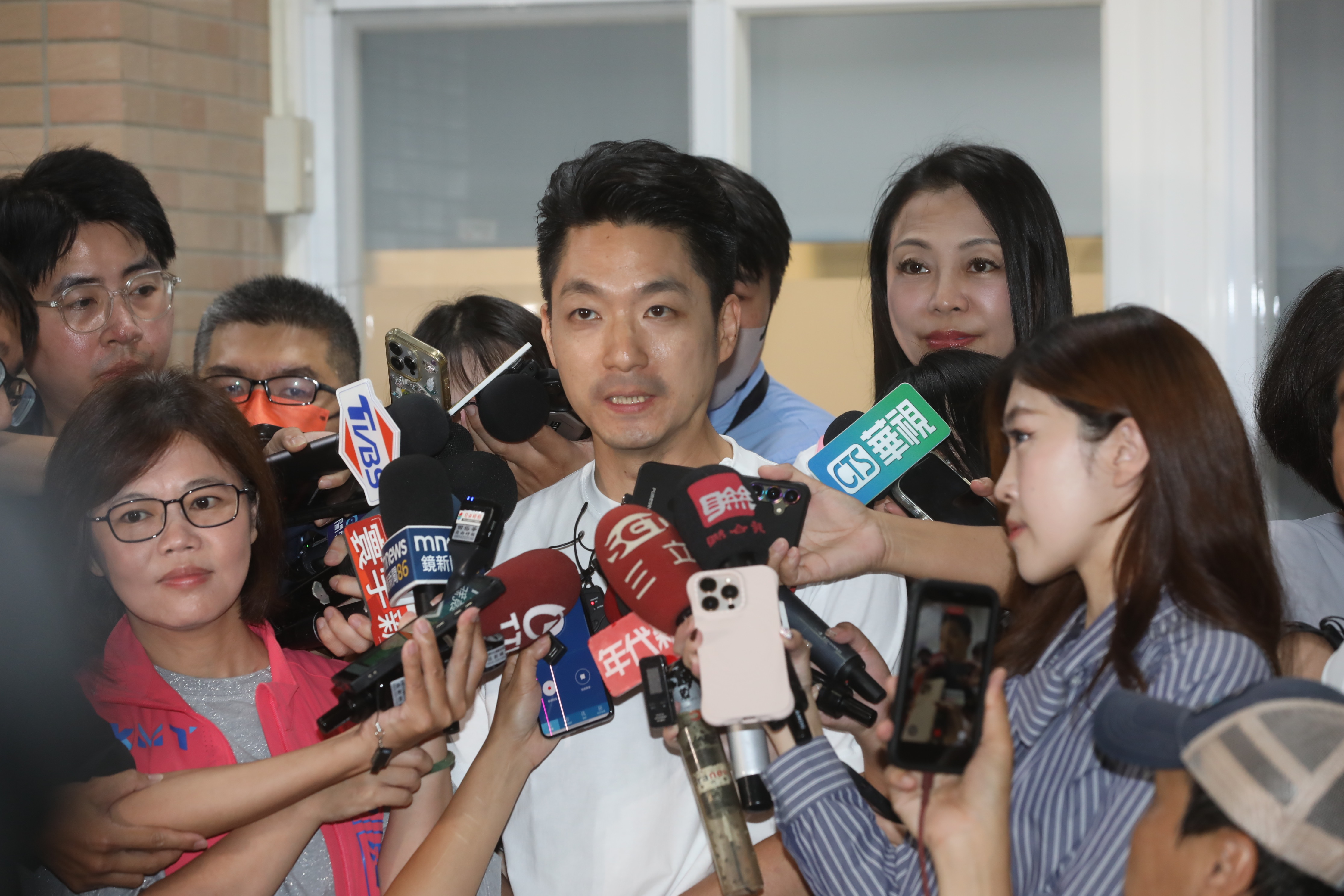 蔣萬安昨日晚間接受《新聞面對面》專訪引起熱議。(鏡報林煒凱攝)