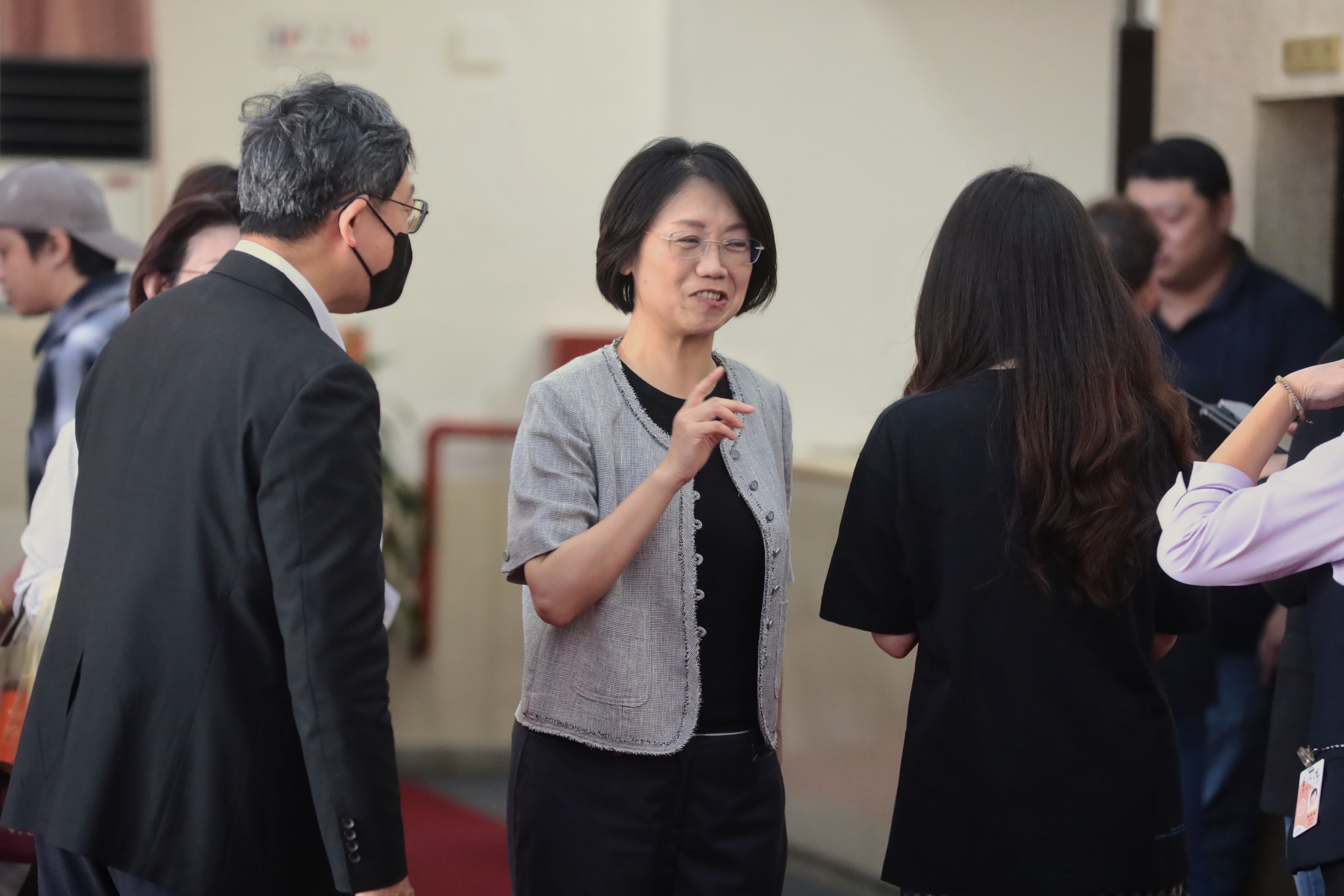 國民黨立委翁曉玲大刀砍向13部會媒宣費,但案由挨轟複製貼上。(鏡報林煒凱攝)
