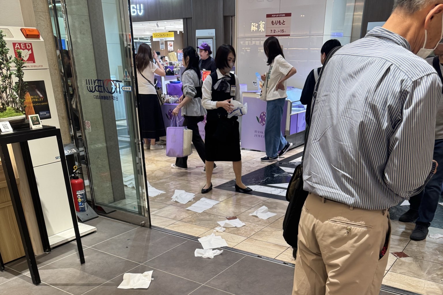 昨天池袋東武百貨的美食街竟然也驚現「排泄物」。(翻攝自X)