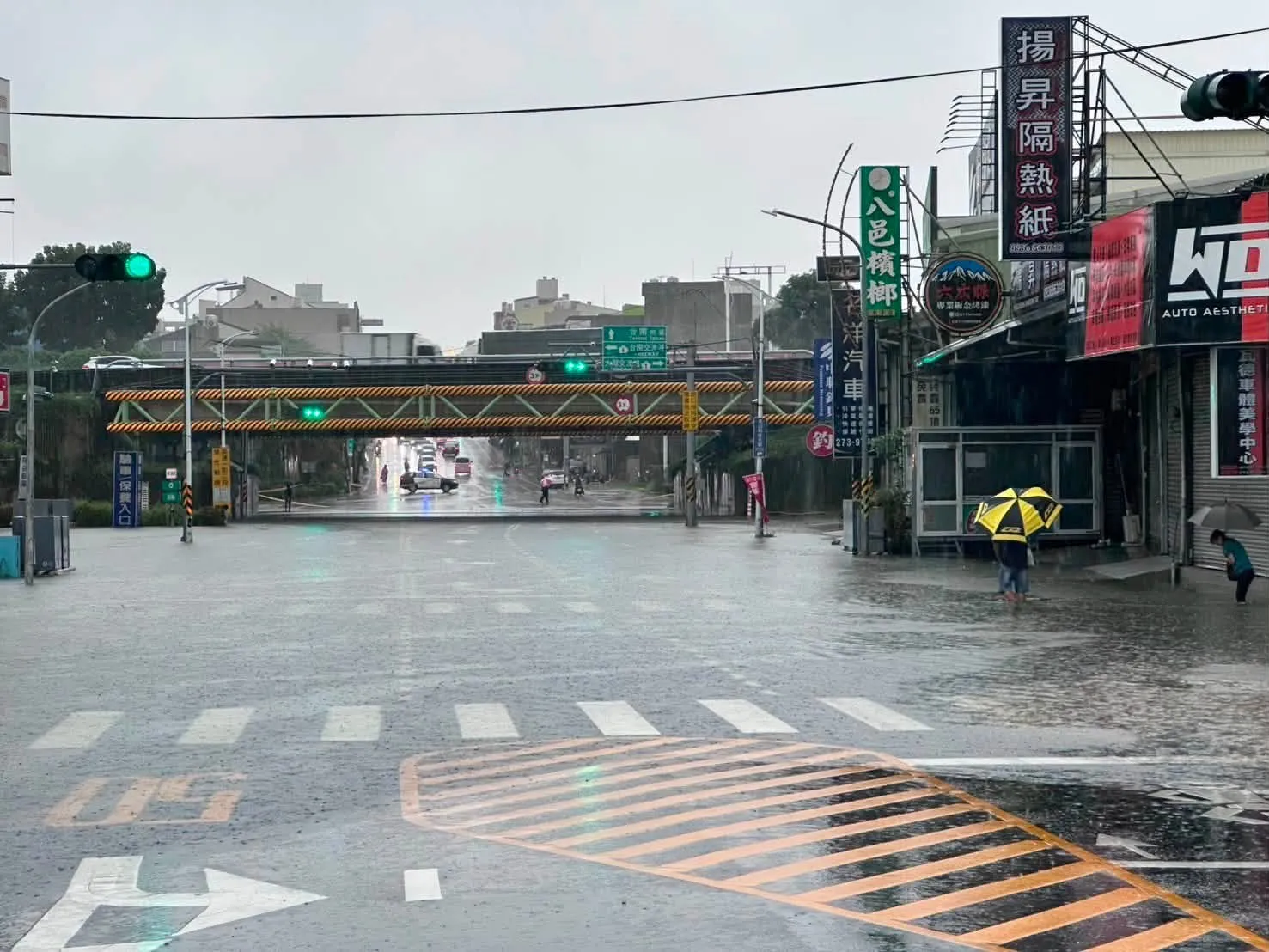 豪雨轟炸南市！多區傳淹水災情　台鐵台南站軌道積水「降速行駛」