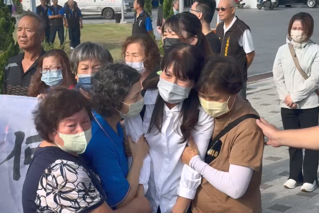 面對肇事者缺席,痛失愛女的陳母在靈堂數度崩潰痛哭,整個人癱軟到無法站立,只能由親友左右攙扶。(民眾提供)
