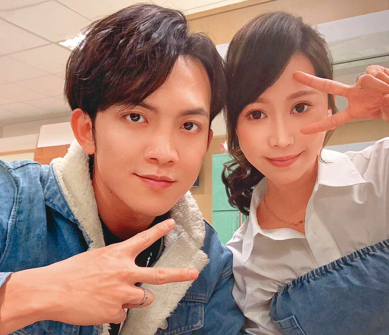 郭忠祐(左)與黃露瑤(右)在8點檔連續劇《黃金歲月》飾演夫妻,意外擦出愛的火花。(翻攝自郭忠祐臉書)