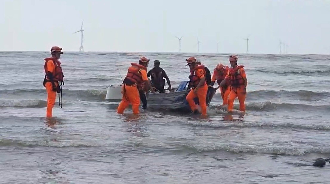 海巡署順利將海釣客及船艇帶回岸邊。(海巡署提供)
