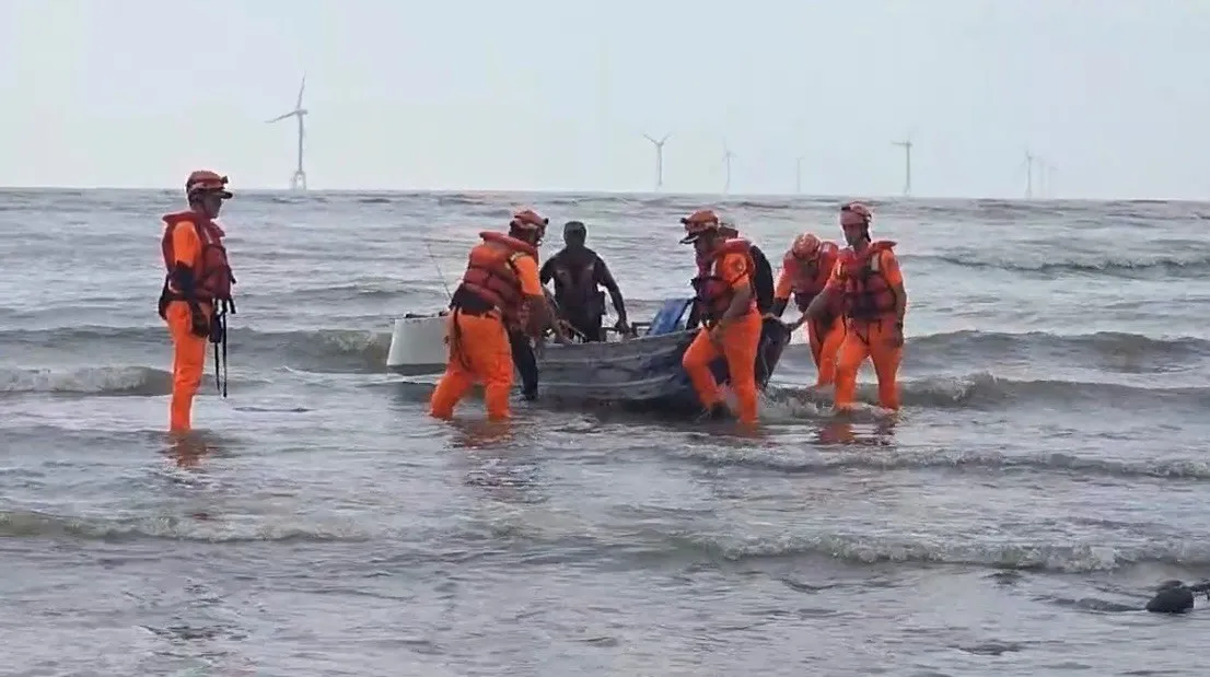 3釣客浮具失去動力！人工划到沒力漂海上　海巡馳援化解海釣驚魂
