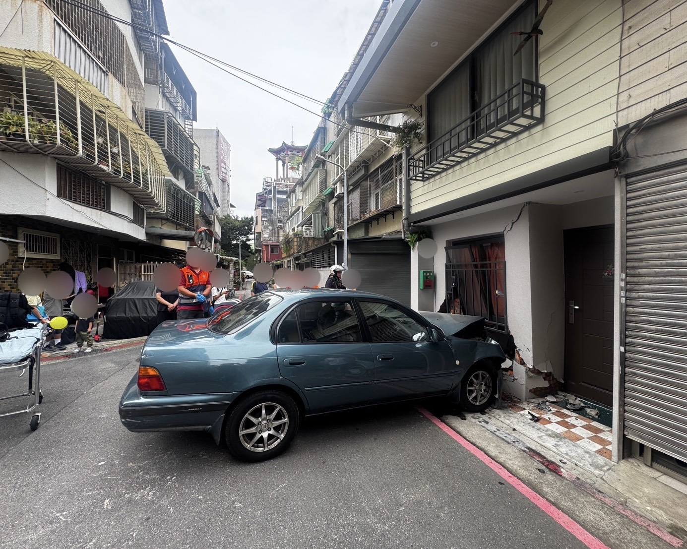 肇事自小客車衝撞民宅。警方提供