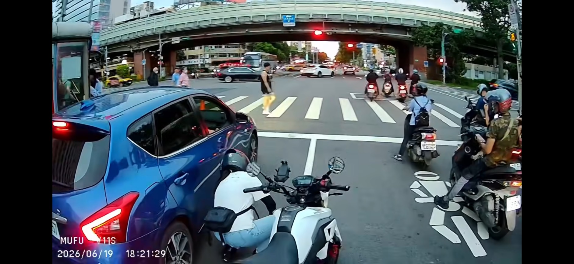 女騎士停車將菸蒂撿起,隨後丟回該車副駕駛座內。翻攝Threads/carlyyyyywu