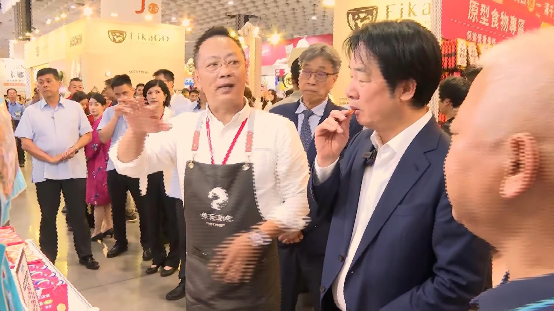 總統賴清德參觀寵物用品展,業者說他們家是無添加、可以人狗共食的肉條,賴清德聽了立刻把肉條放進嘴裡。