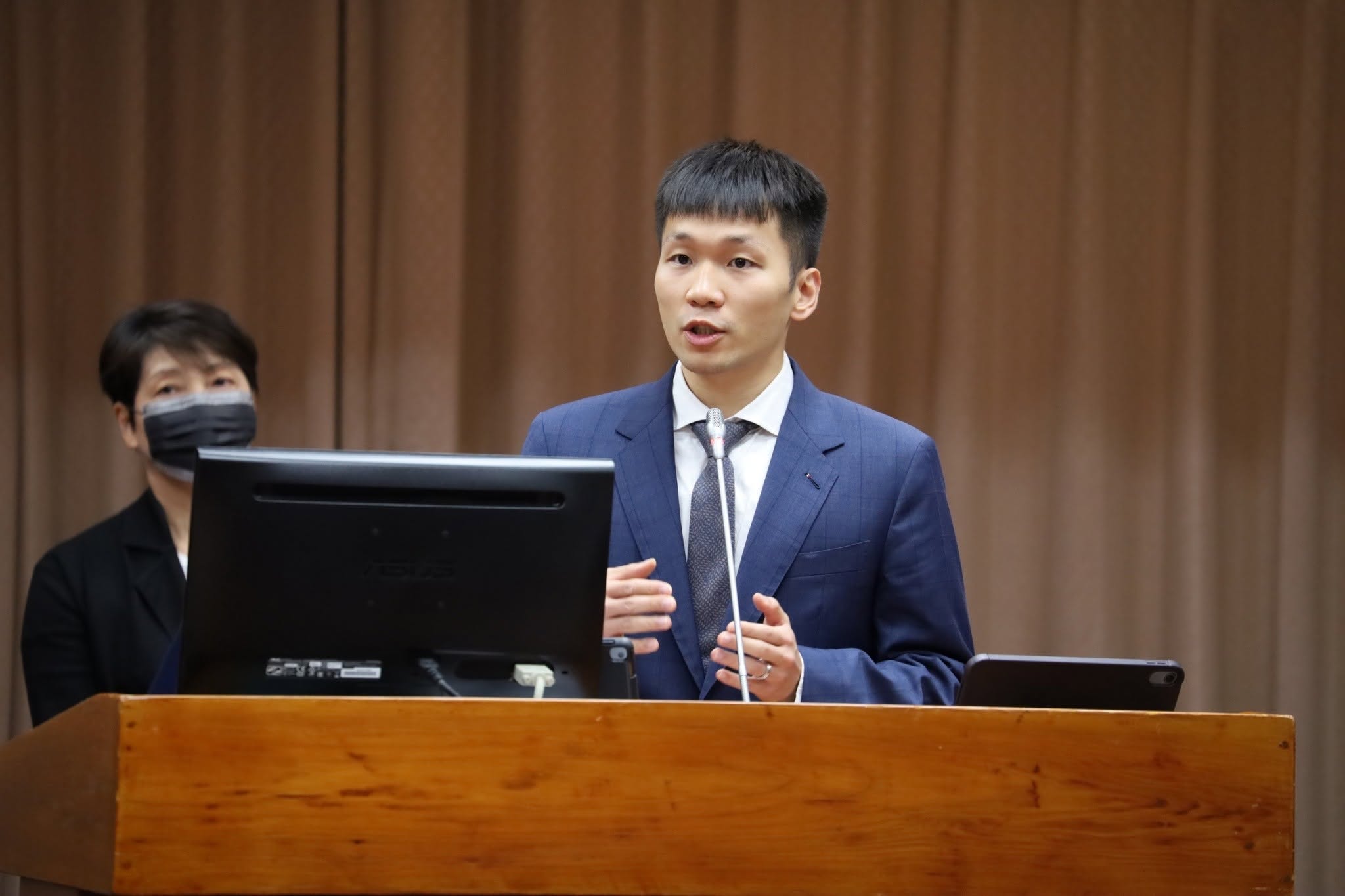 賴惠員要賈永婕「穿得純樸」　李洋著西裝赴立院：每人審美觀不同