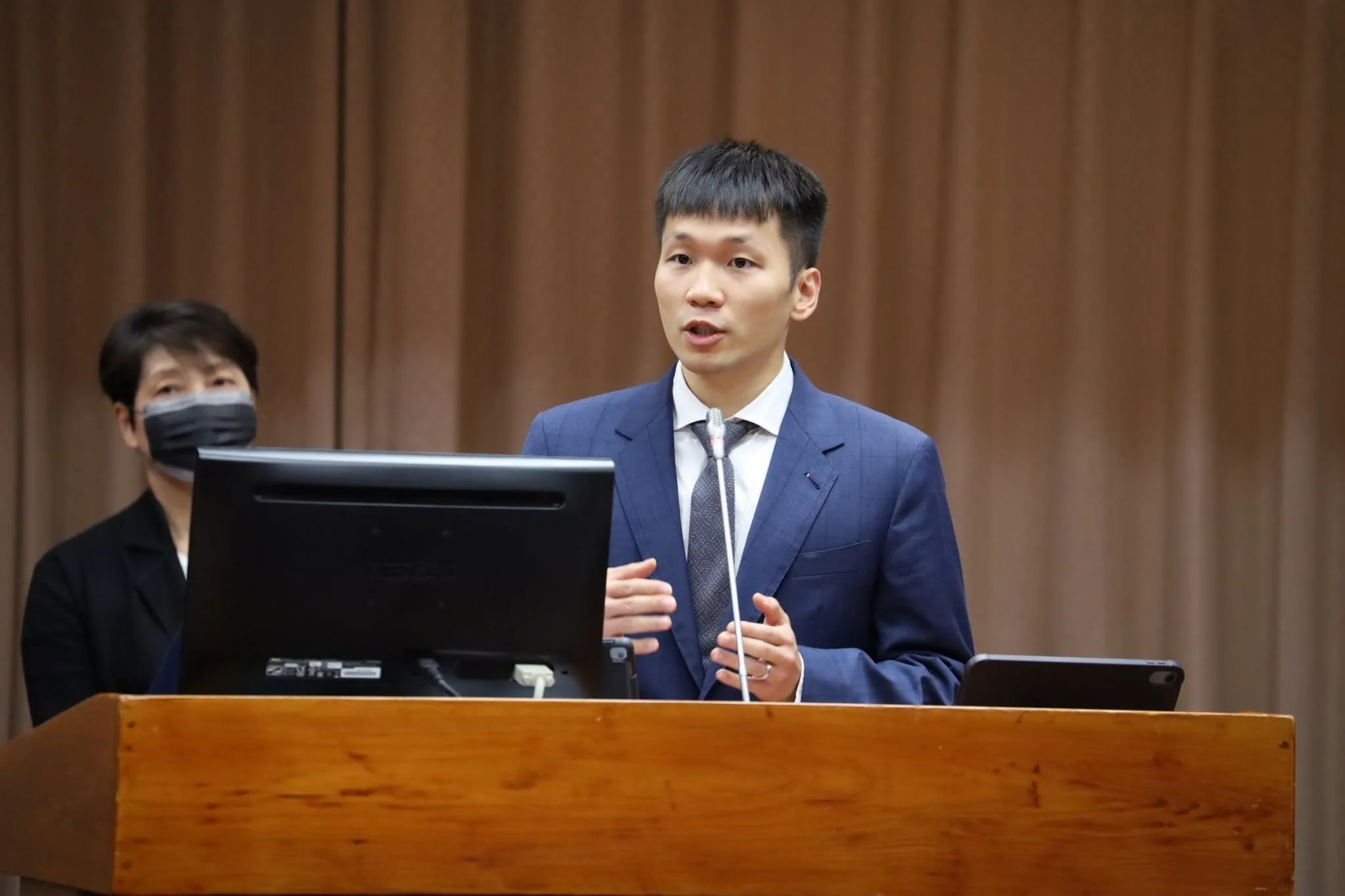 賴惠員要賈永婕「穿得純樸」　李洋著西裝赴立院：每人審美觀不同