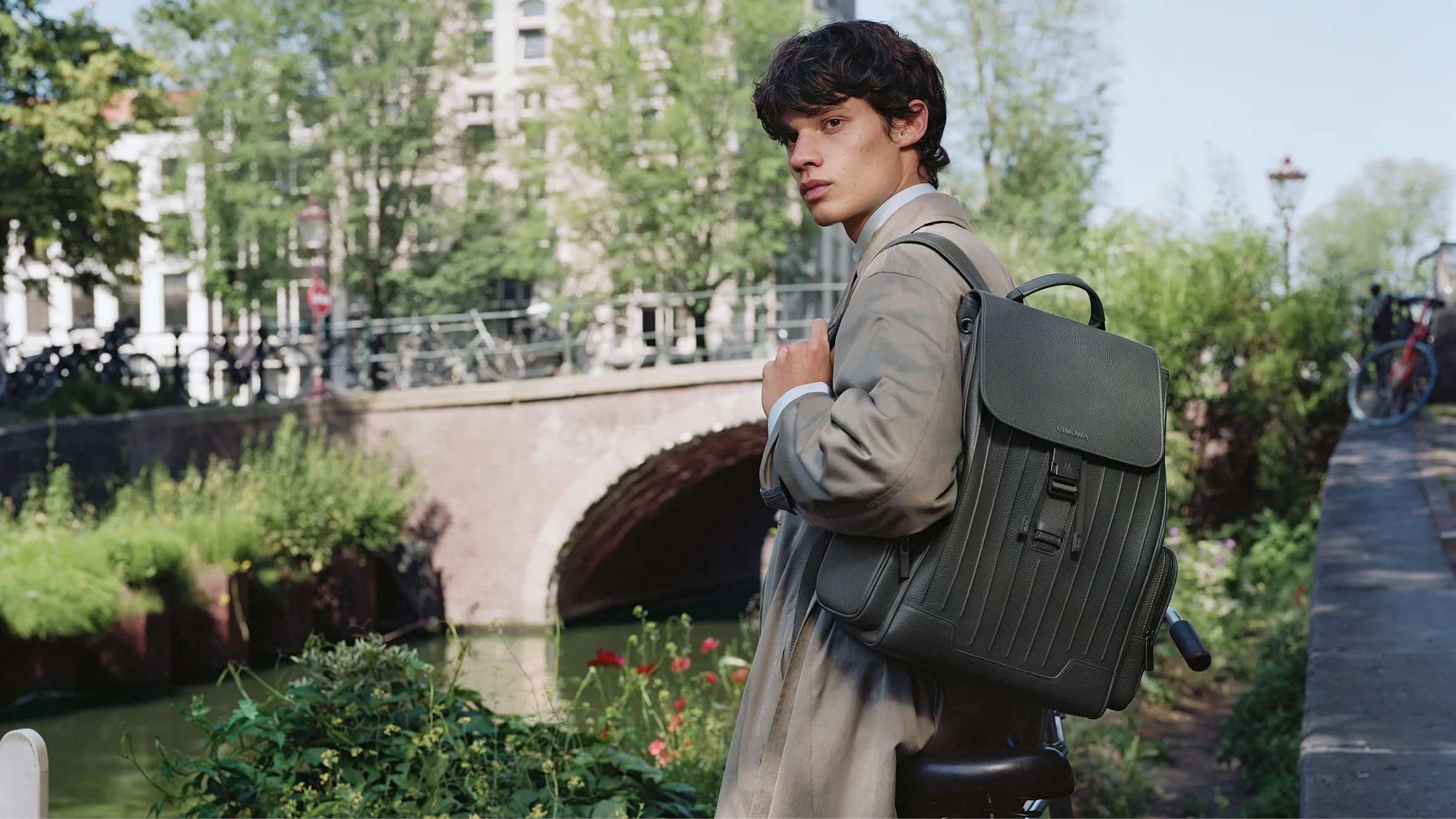 RIMOWA Never Still迎來皮革新作        全新摩卡棕、炭灰色寫下日常出行美學           