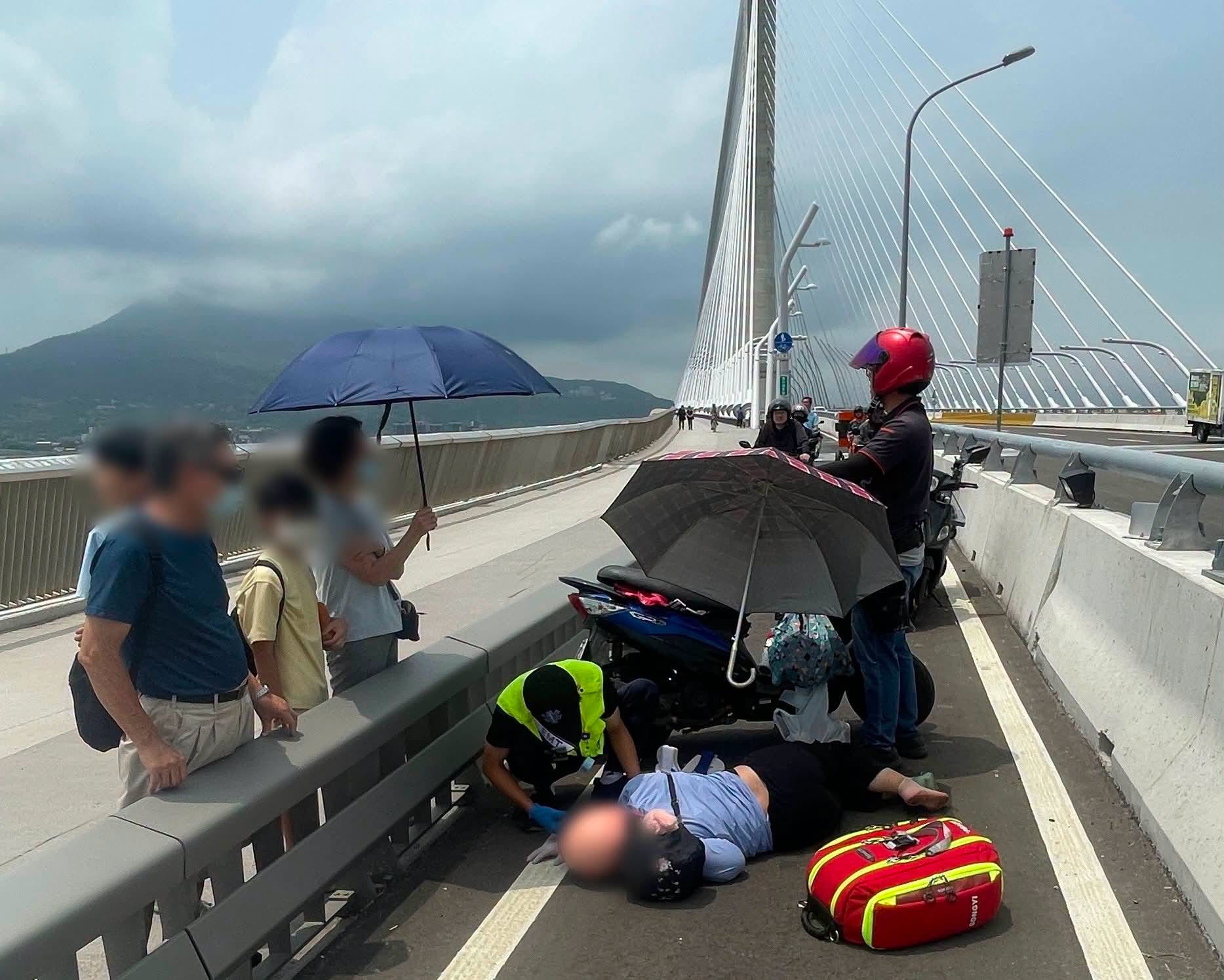 日前淡江大橋機車道車禍,網傳車道塞30分鐘釀回堵,如今淡江大橋完整救援紀錄曝光。(翻攝洪孟楷臉書)