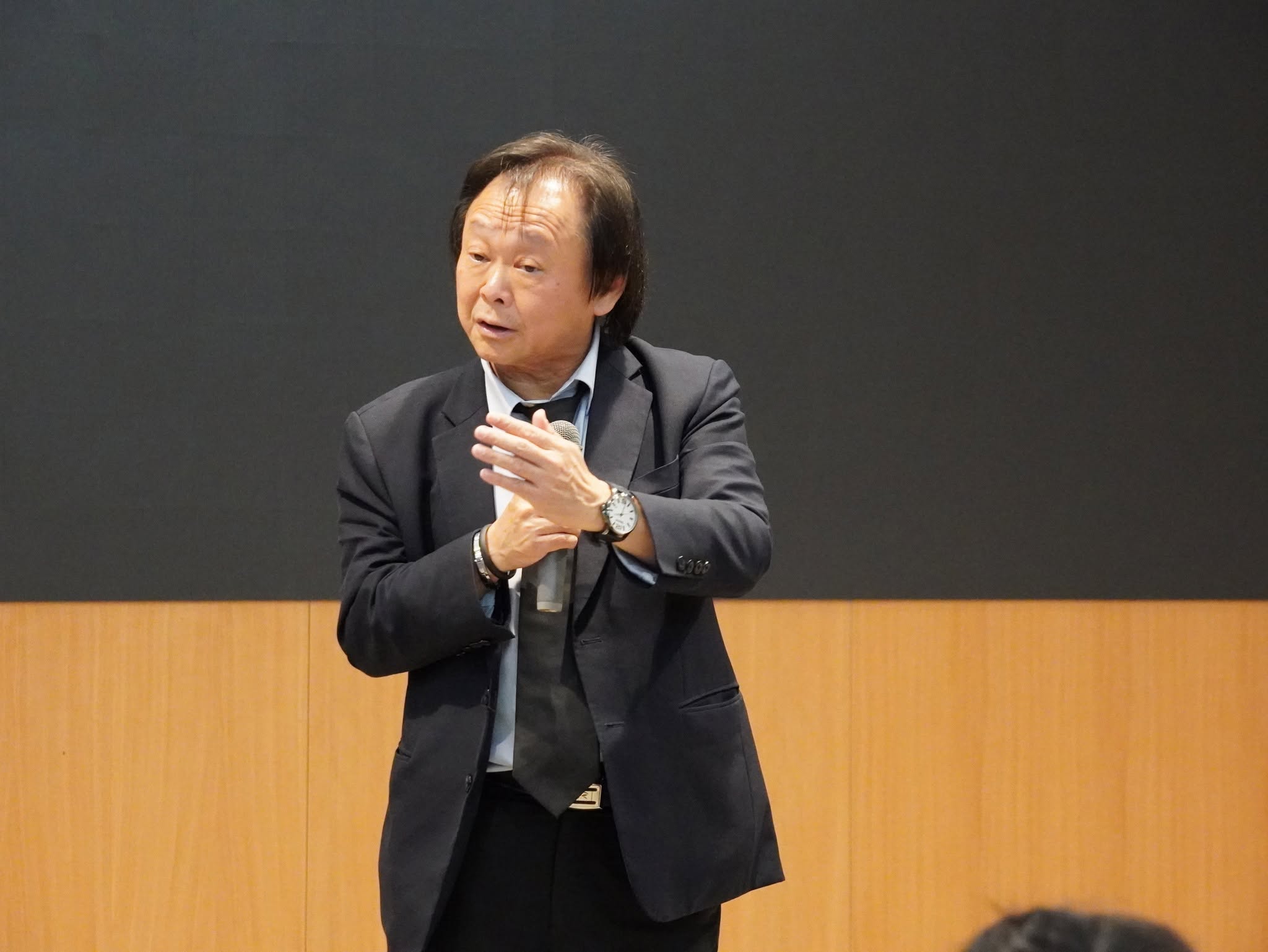 盧秀燕昨天受訪時,多次稱總統府「棄單」弱勢團體的月餅禮盒。王世堅強調這件事「冤有頭債有主」,呼籲她收回「棄單」這2個字。(翻攝自王世堅臉書)