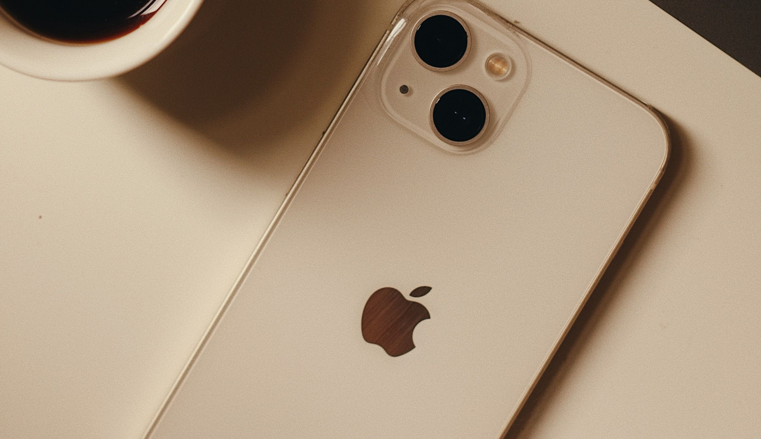 不少使用者發現在夜間將iPhone充電並橫放設備時,螢幕會突然轉為全紅介面,不少網友在半睡半醒間被嚇壞,誤以為設備遭到駭客入侵或損壞。(示意圖/pexels)