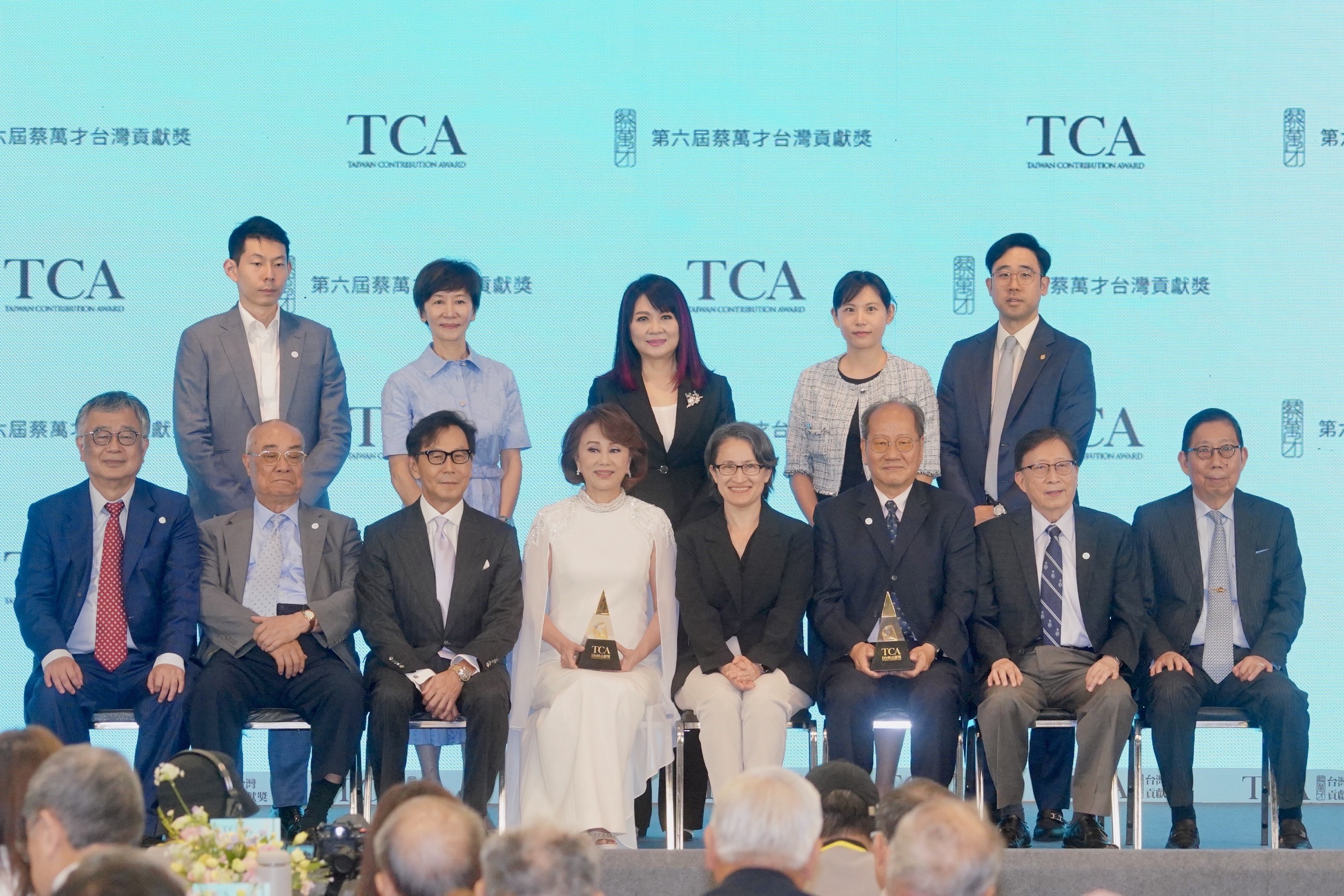 富邦集團二代、三代紛紛出席「蔡萬才台灣貢獻獎」頒獎典禮,鼓勵對台灣土地有貢獻與熱情的個人與團體,也緬懷蔡萬才總裁一生見證台灣發展興利外也利人之舉。