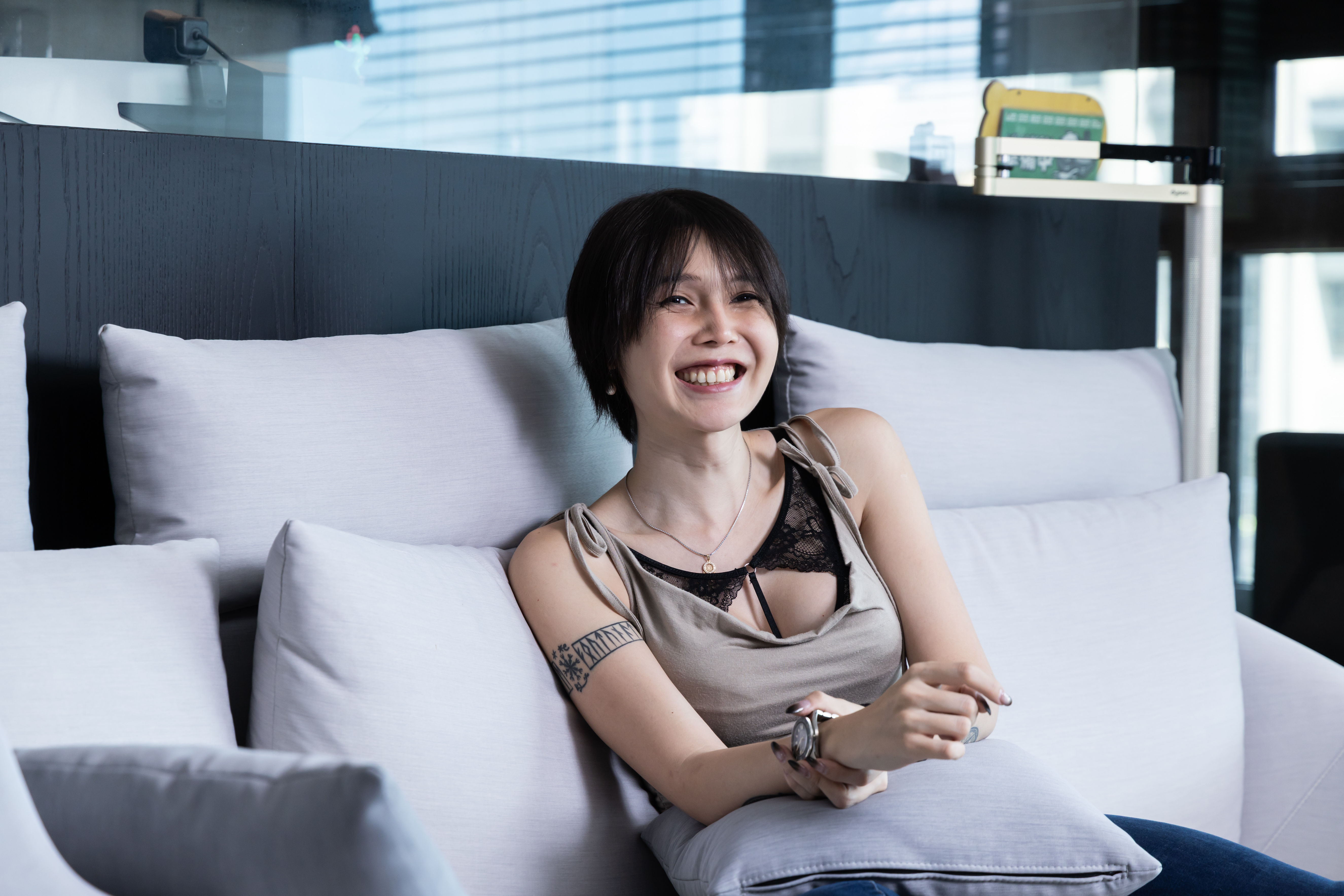 巴逆逆從美國畢業回台時找不到本科工作,有段時間當showgirl跟酒促維生。