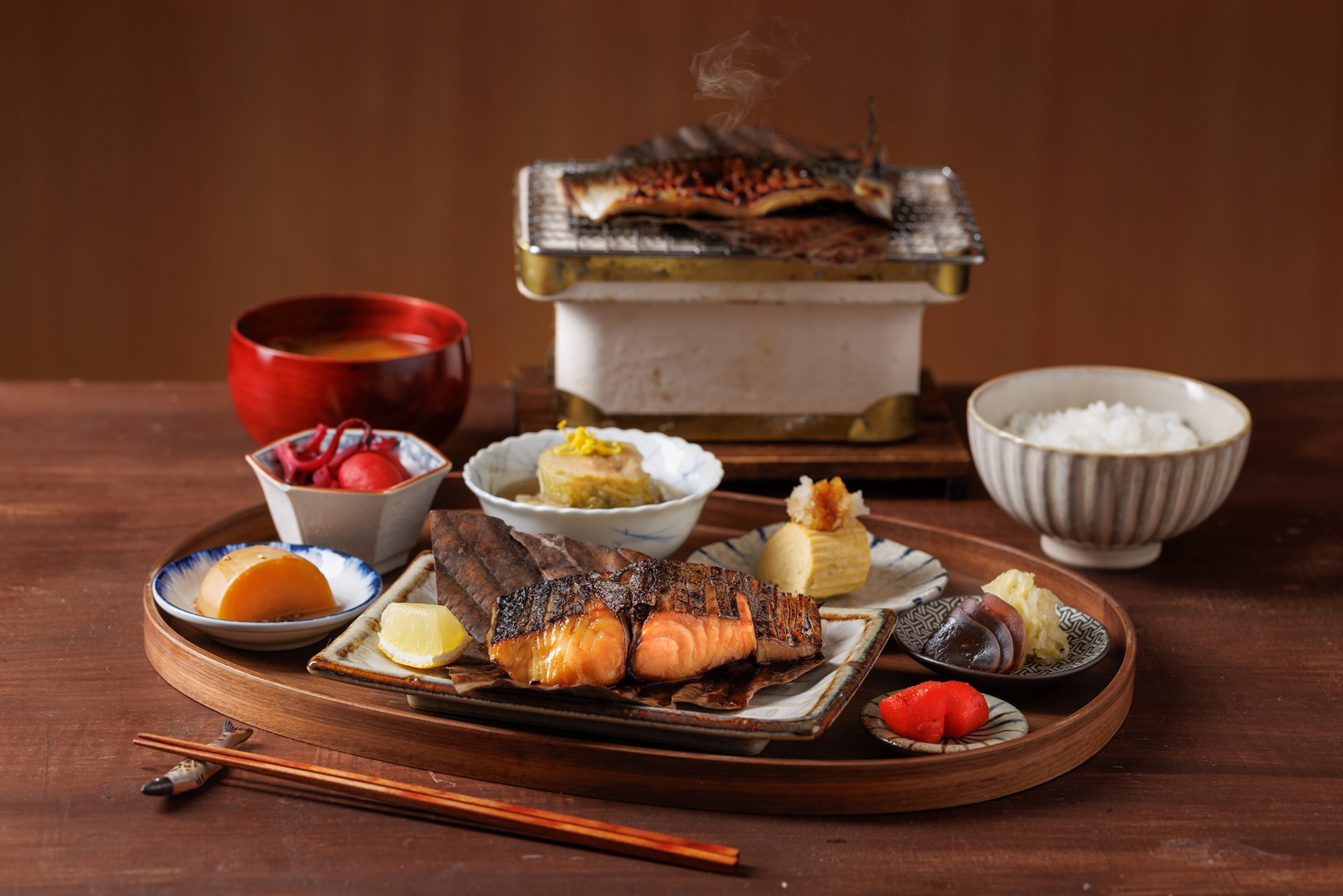 「朝炭」為豊漁餐飲集團旗下日式烤魚專門品牌,主打以備長炭現烤的新鮮魚貨與釜飯定食。(豊漁餐飲集團提供)